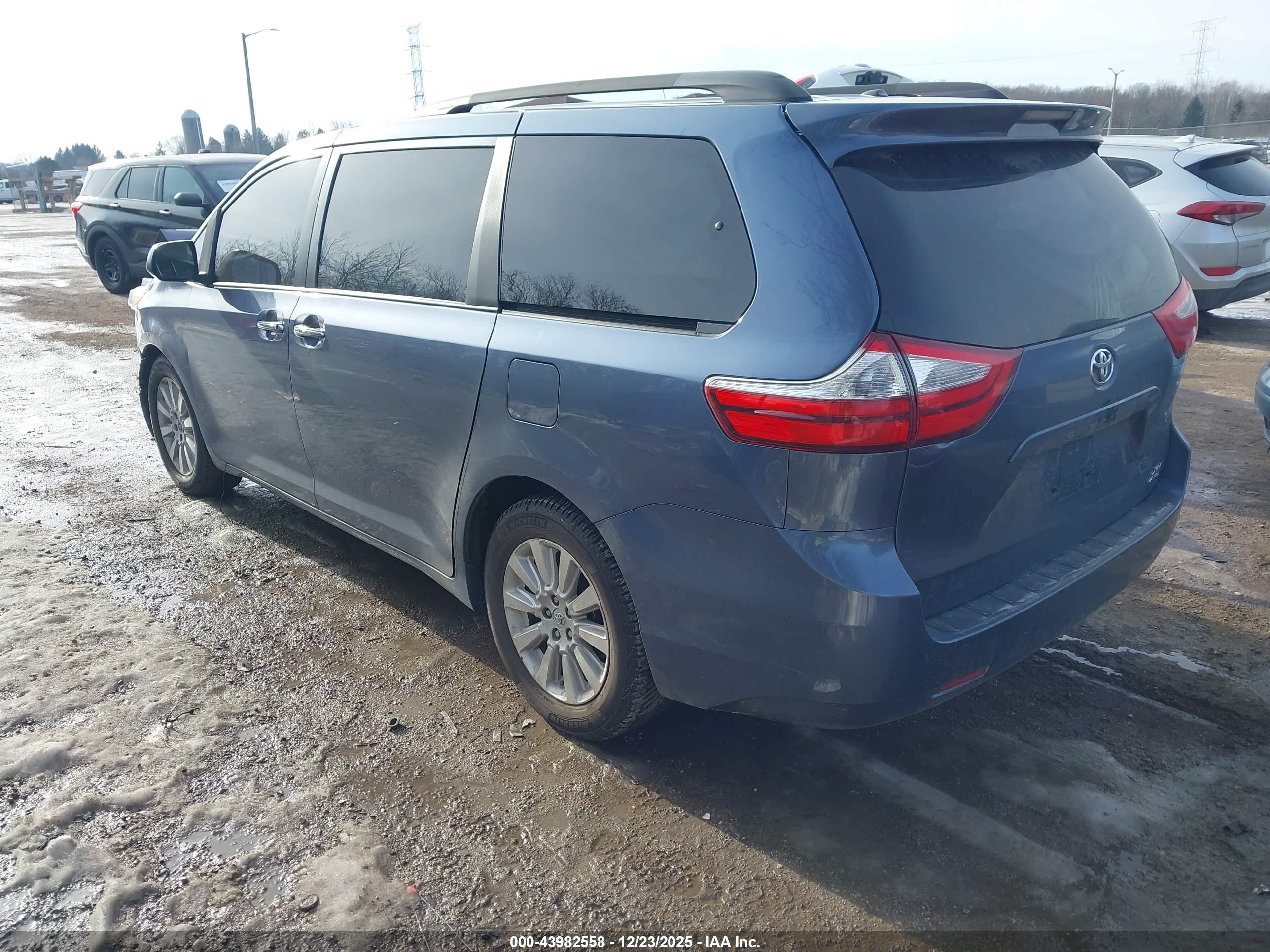 TOYOTA SIENNA image 3