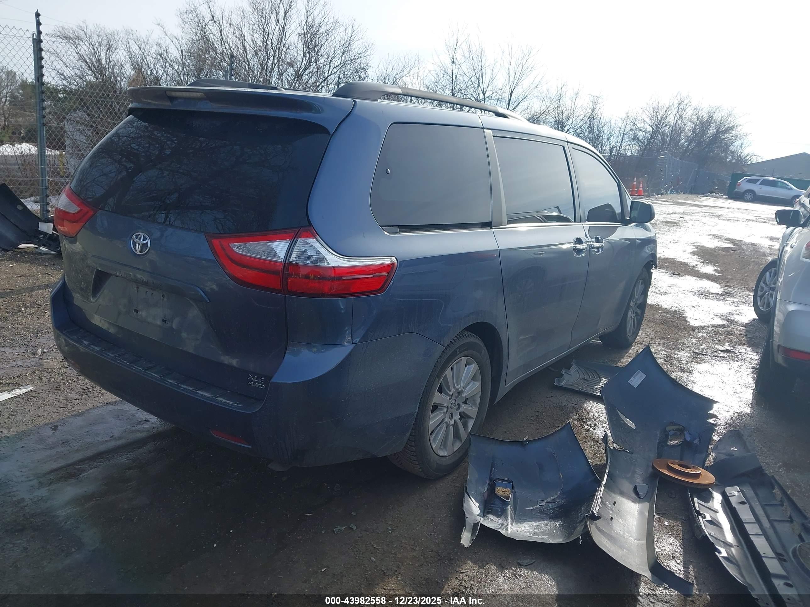 TOYOTA SIENNA image 4