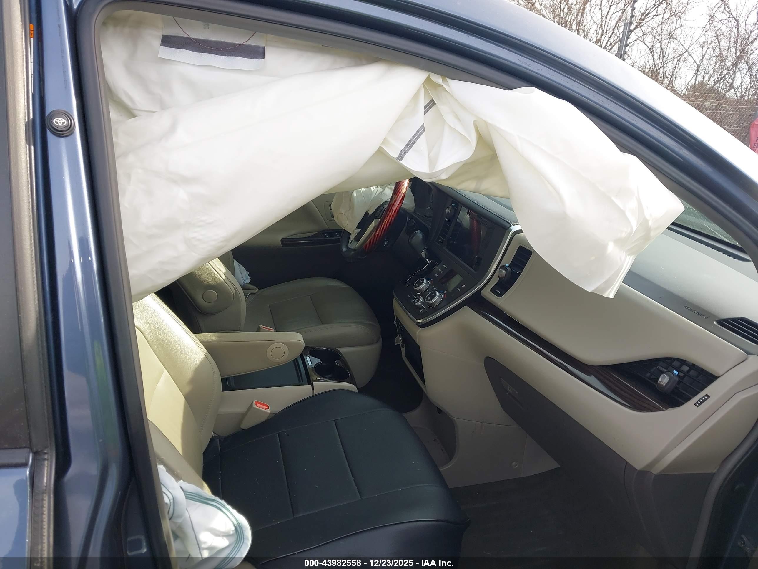 TOYOTA SIENNA image 5