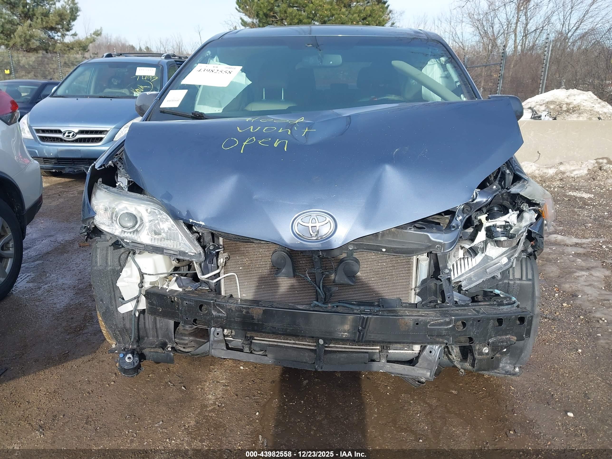 TOYOTA SIENNA image 6