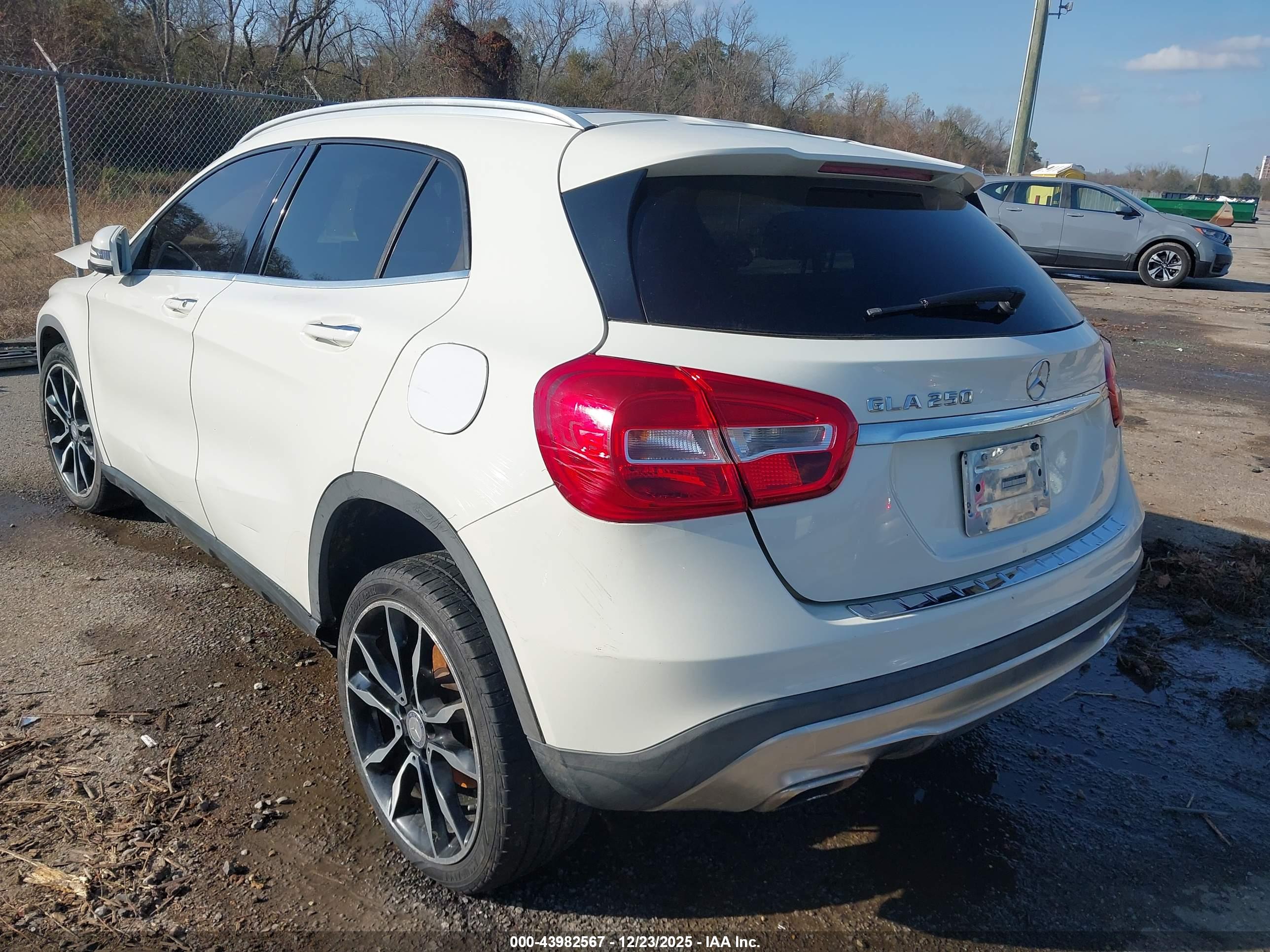 MERCEDES-BENZ GLA image 3