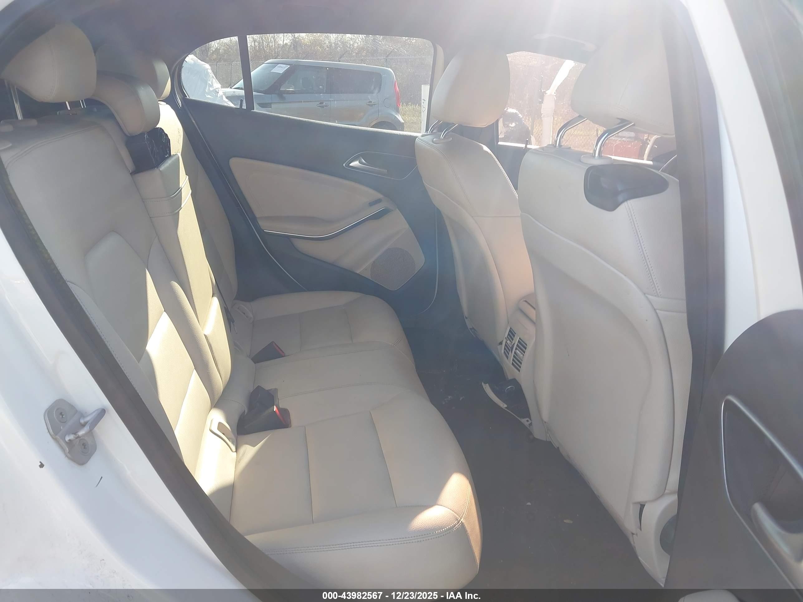 MERCEDES-BENZ GLA image 8