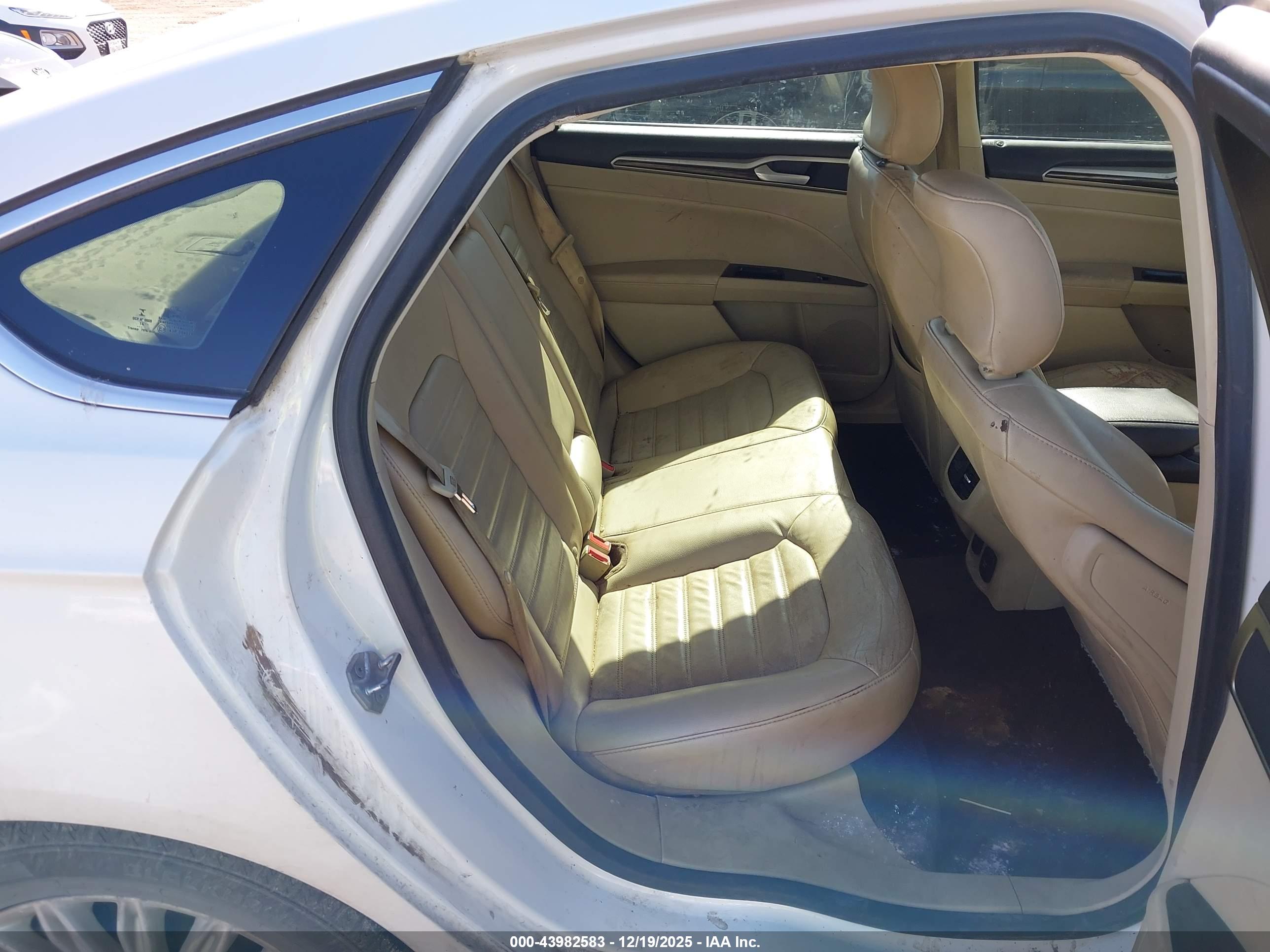 FORD FUSION image 8