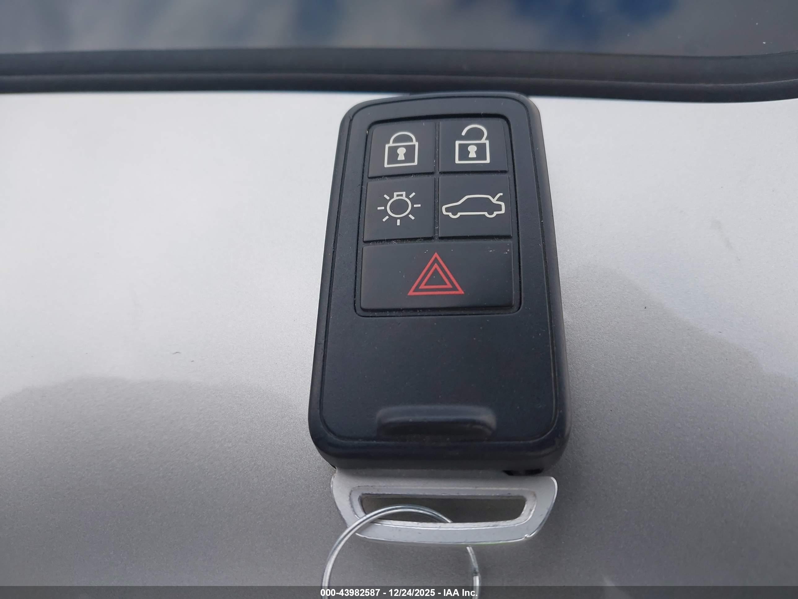 VOLVO S60 image 11