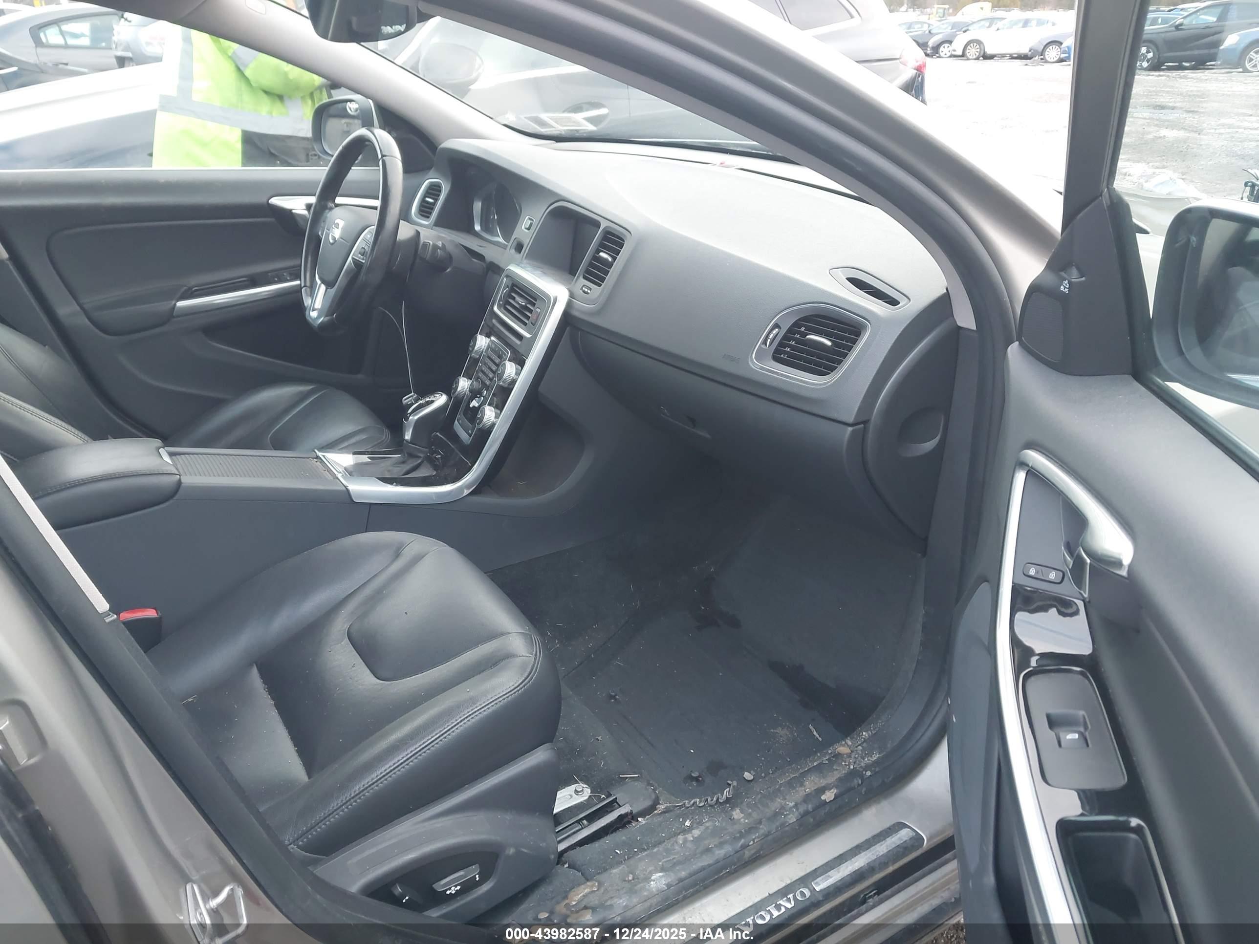 VOLVO S60 image 5