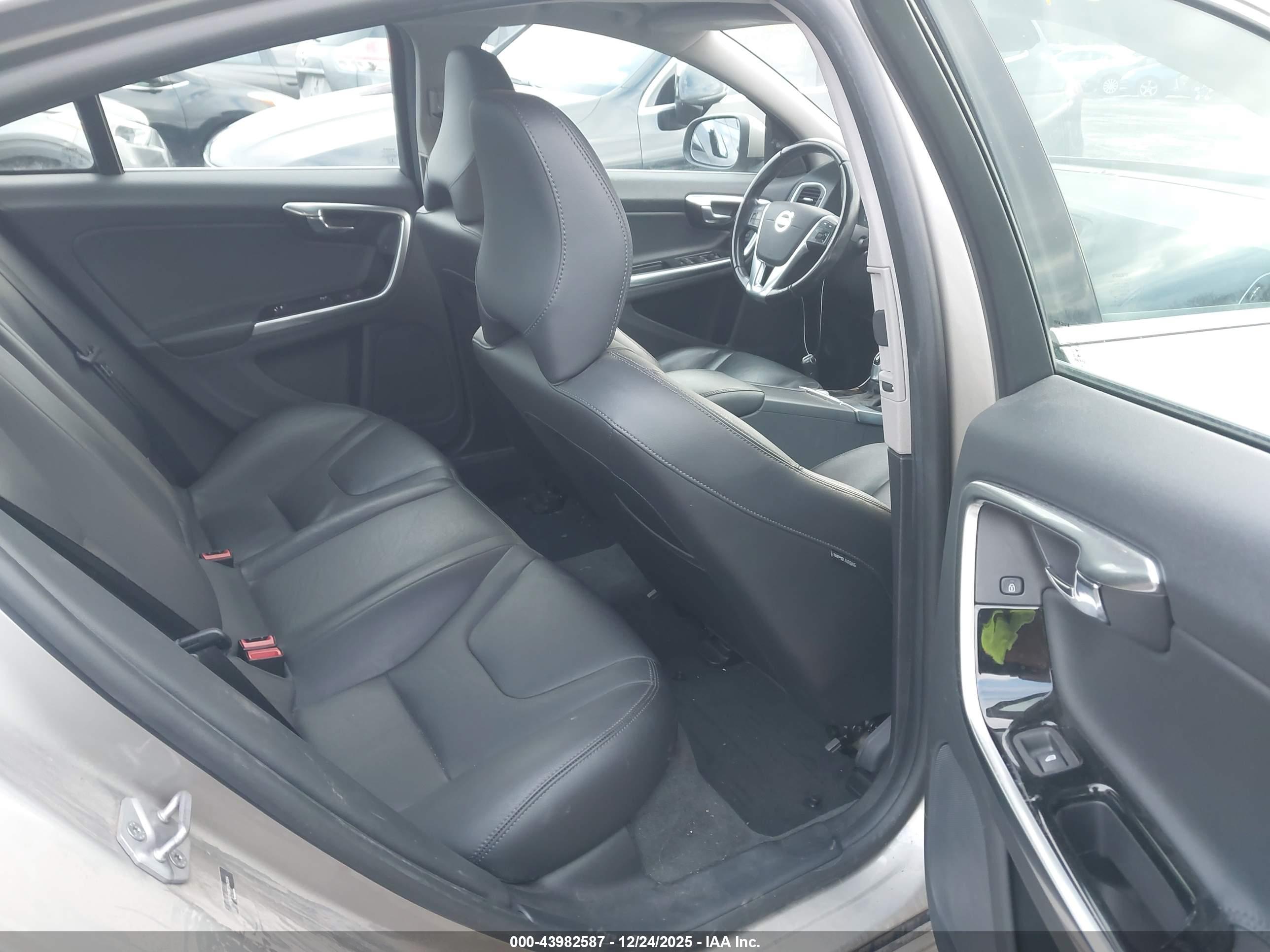 VOLVO S60 image 8