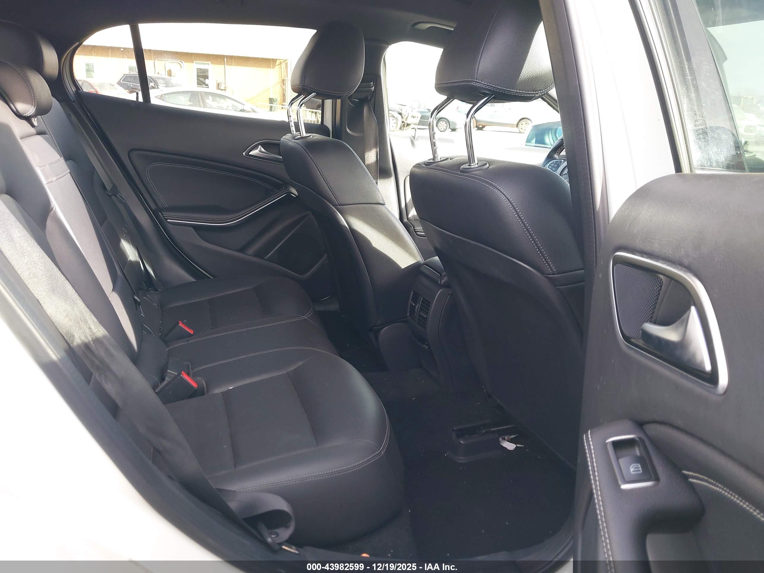 MERCEDES-BENZ GLA image 8