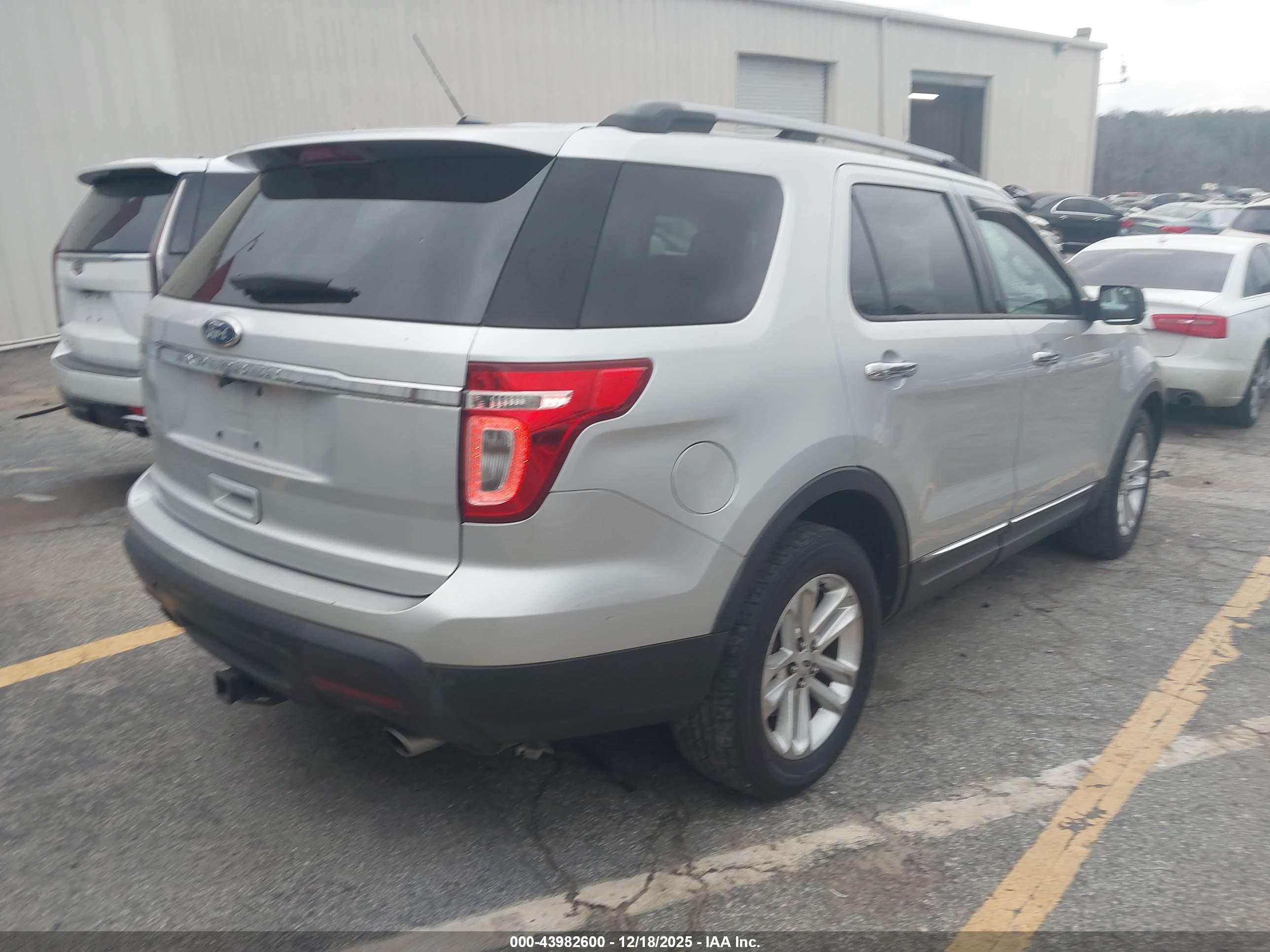 FORD EXPLORER image 4