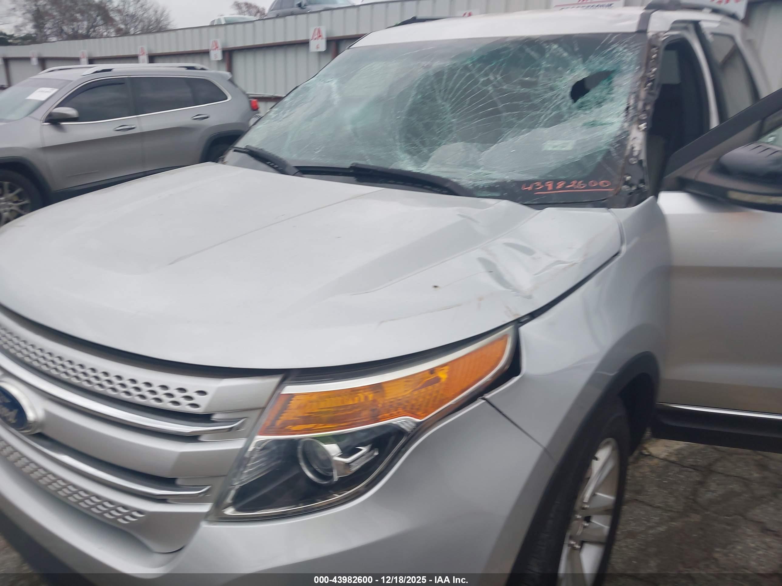 FORD EXPLORER image 6