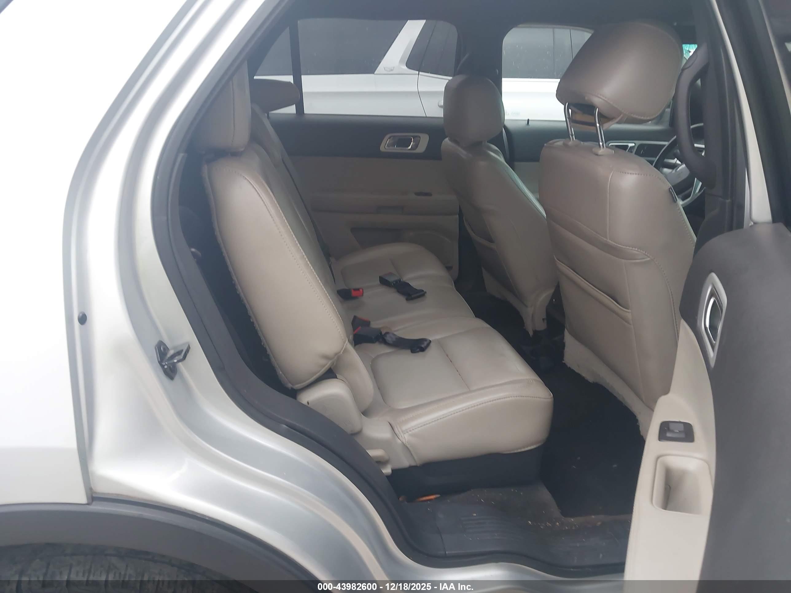 FORD EXPLORER image 8