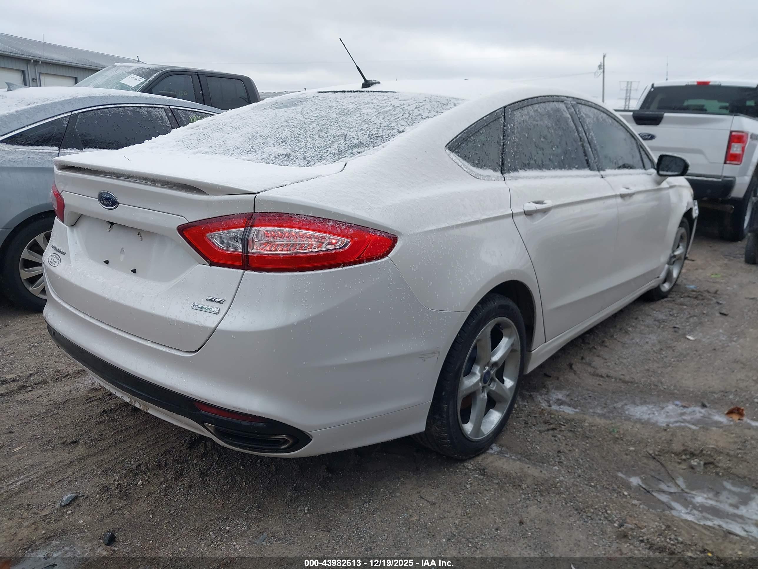 FORD FUSION image 4