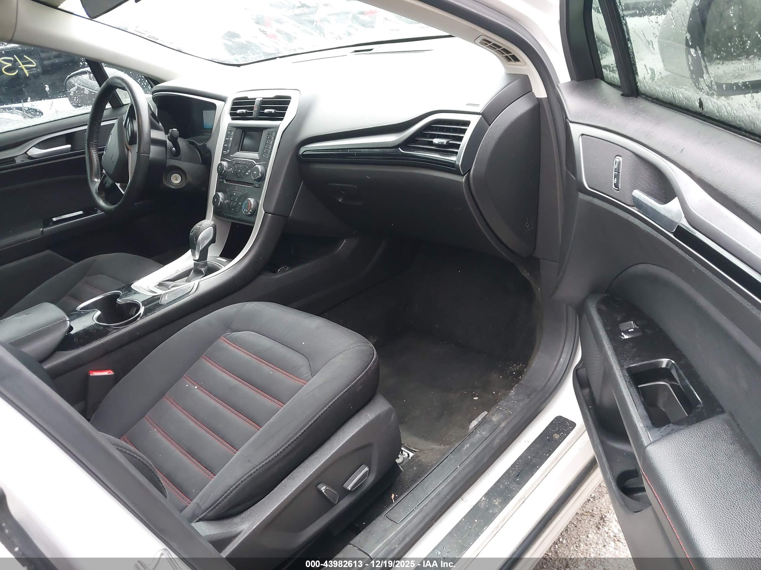 FORD FUSION image 5