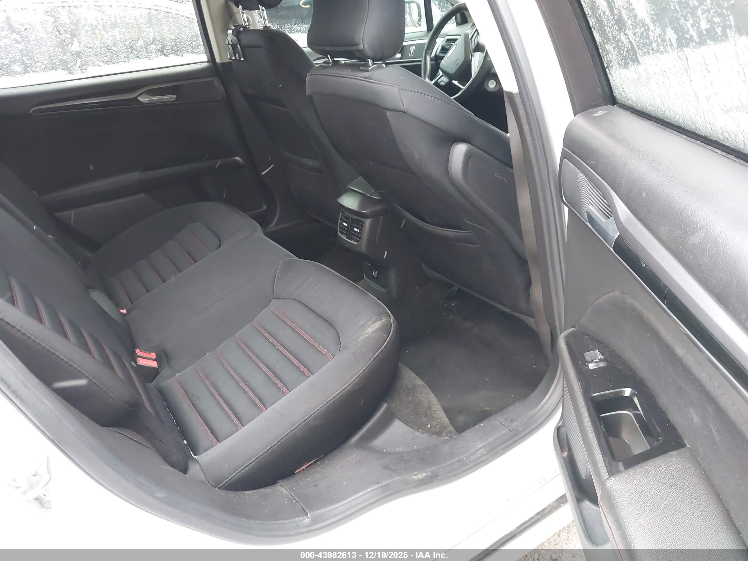 FORD FUSION image 8