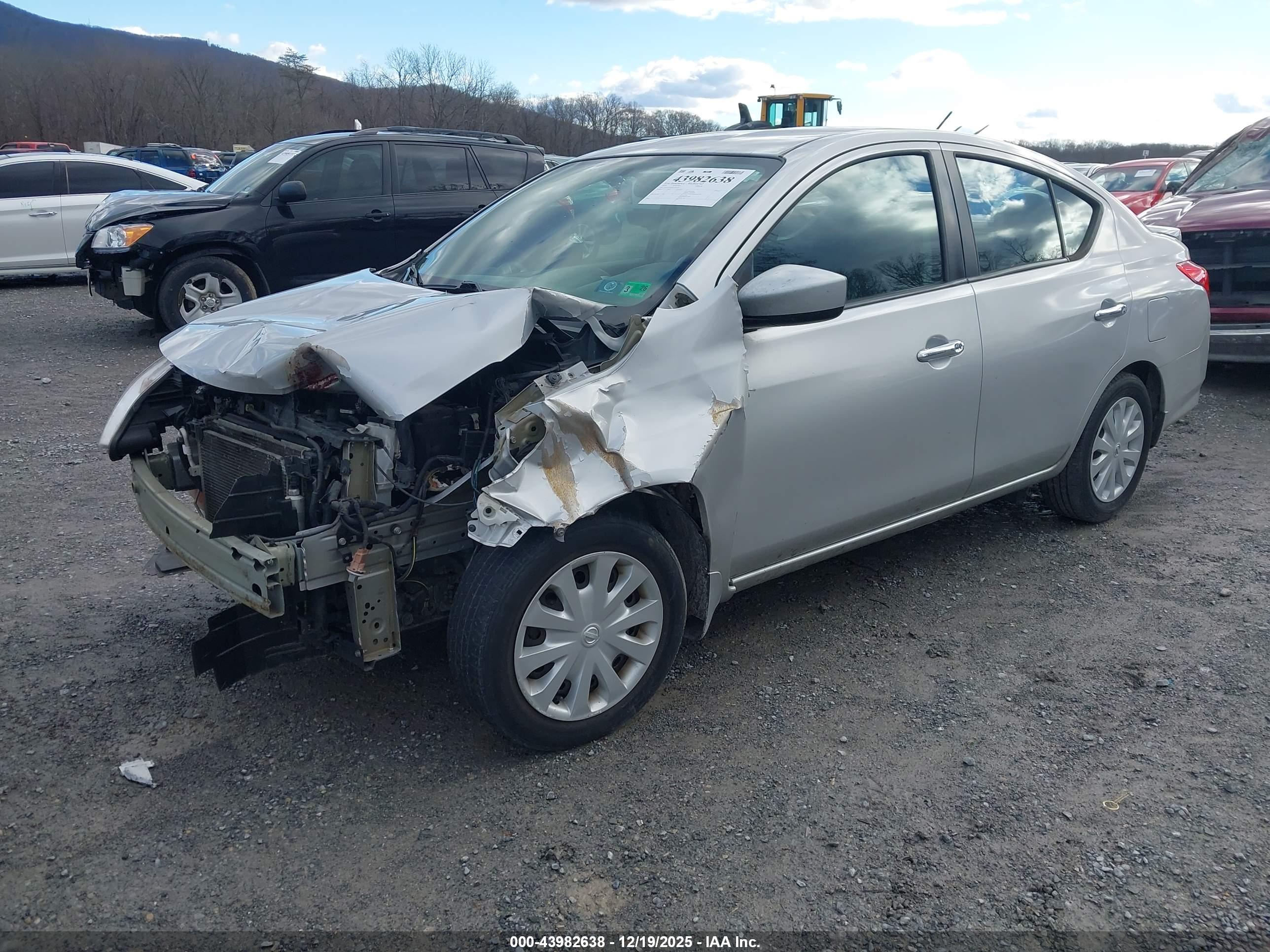 NISSAN VERSA image 2