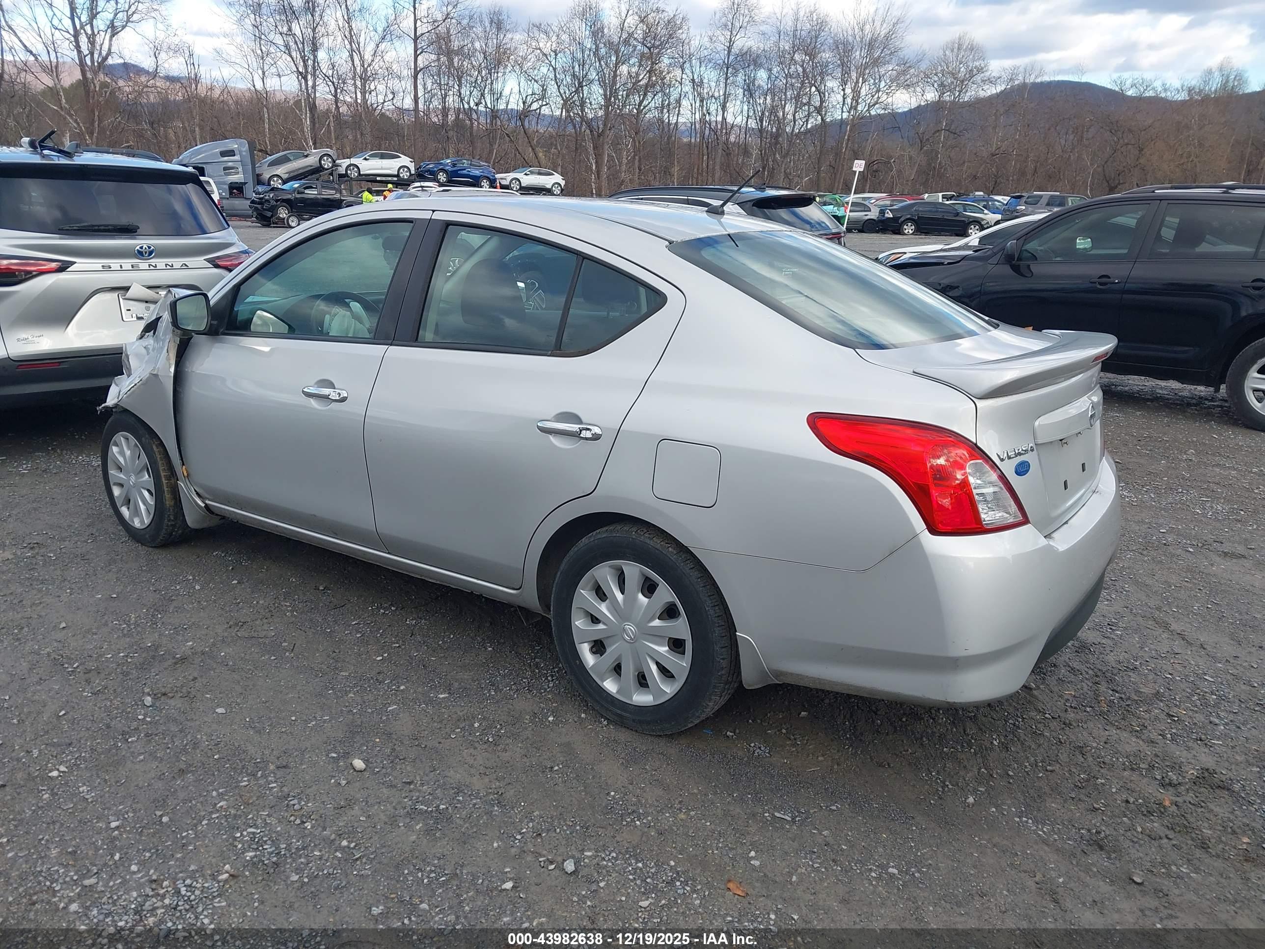 NISSAN VERSA image 3