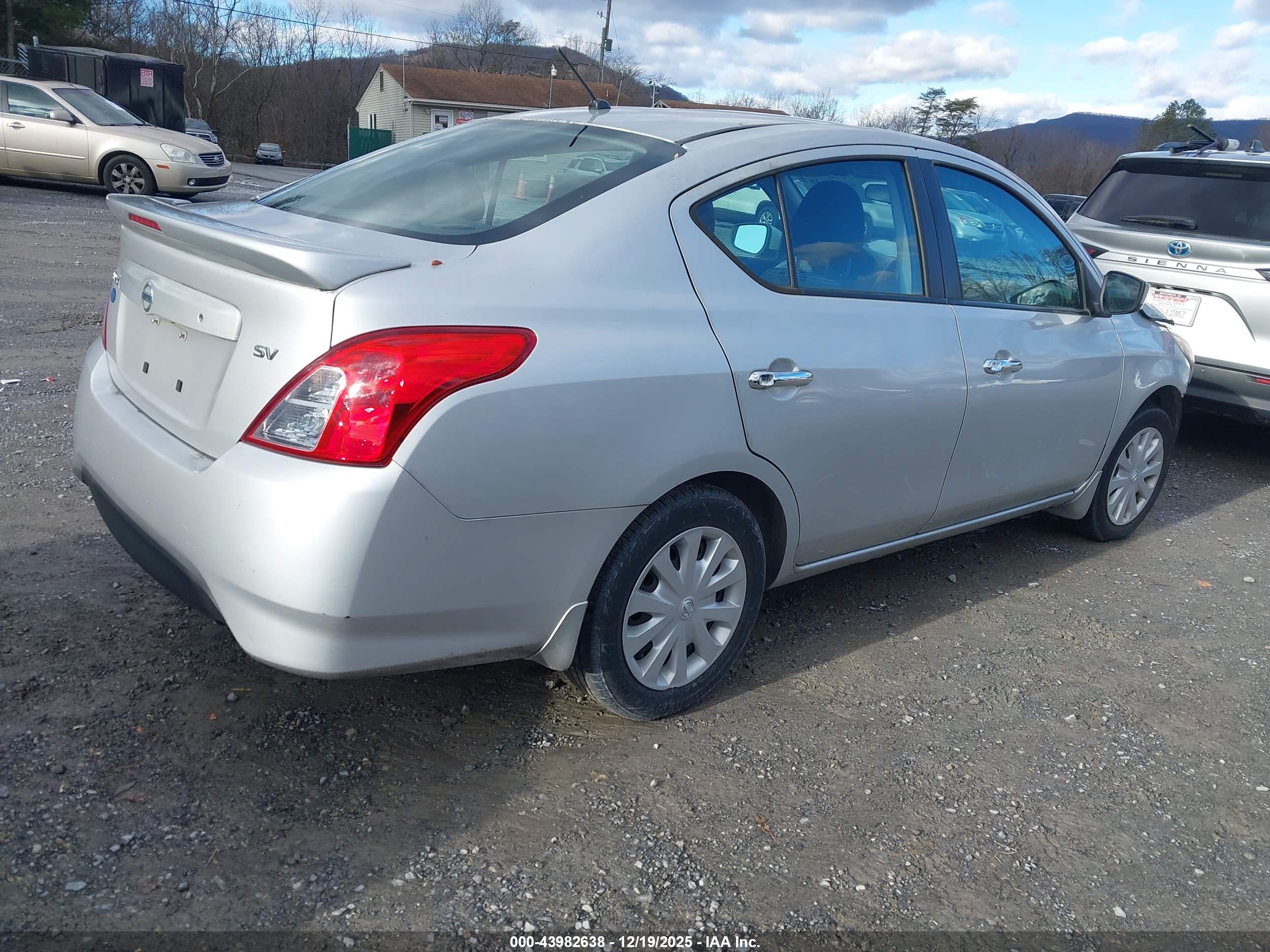 NISSAN VERSA image 4