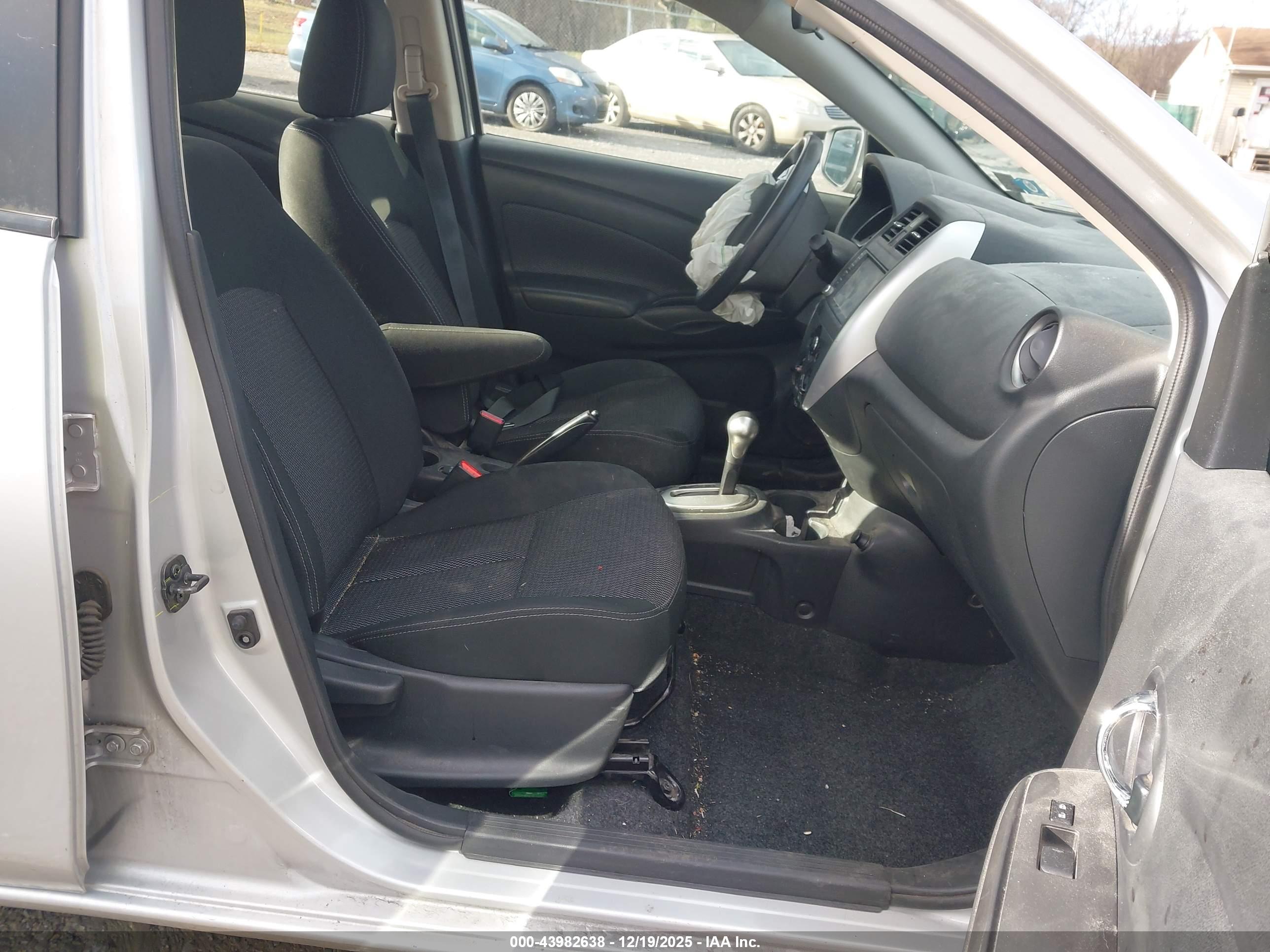 NISSAN VERSA image 5