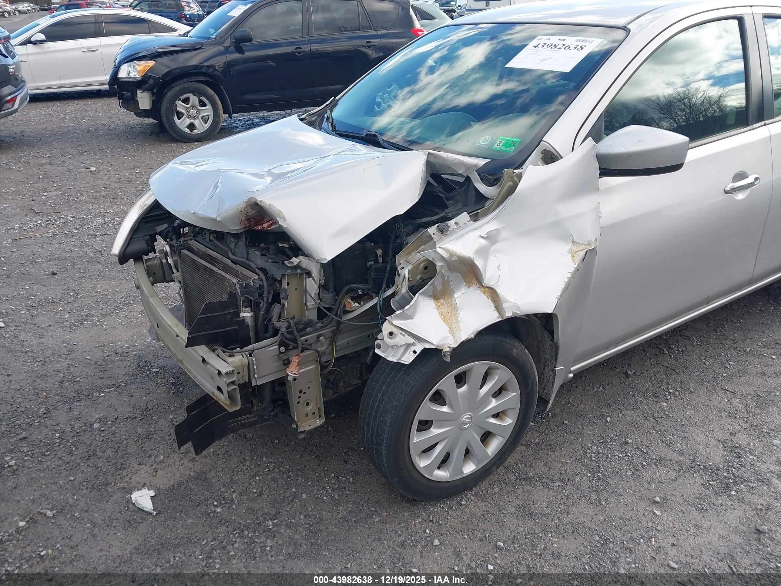 NISSAN VERSA image 6
