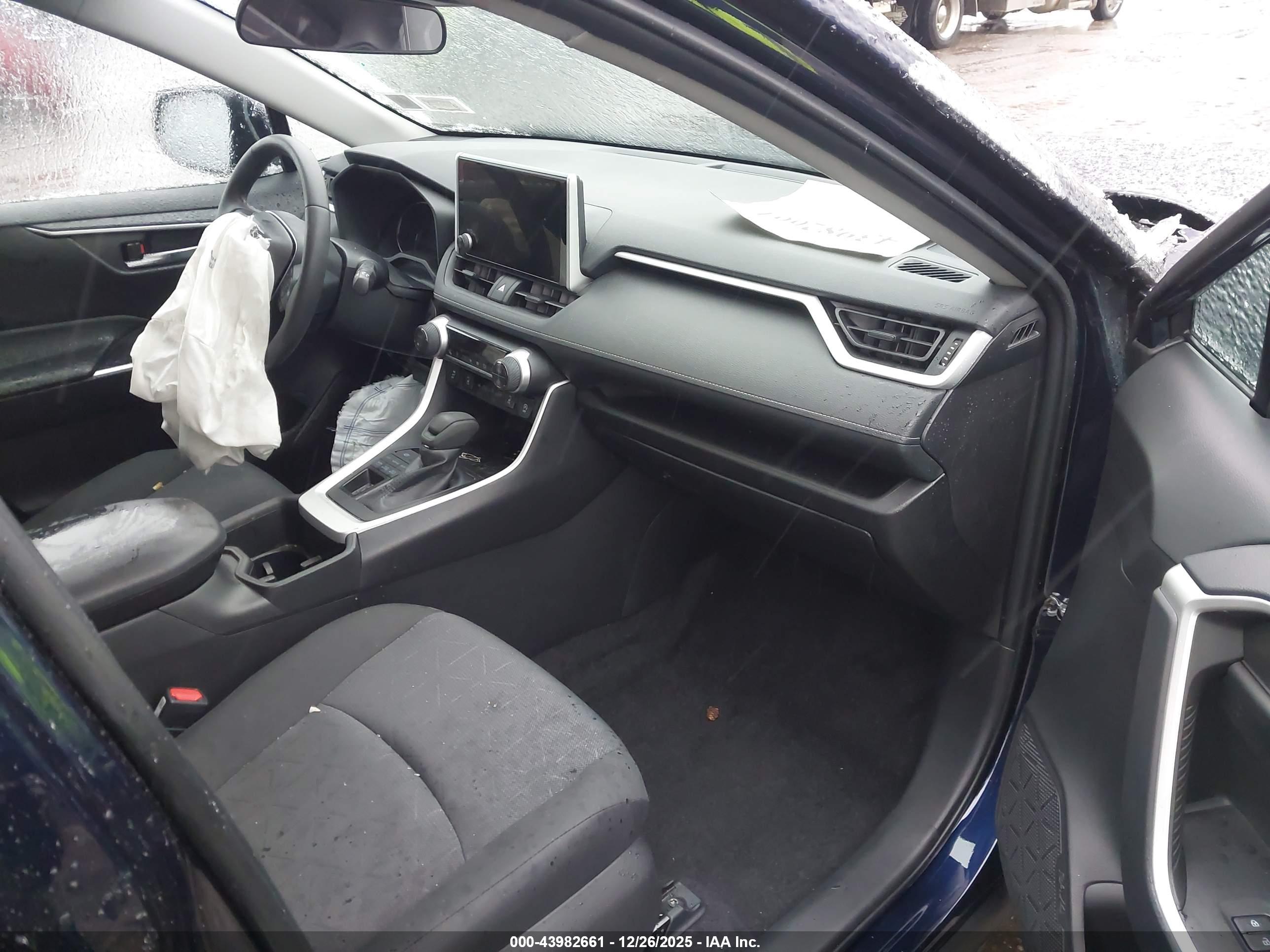 TOYOTA RAV4 image 5