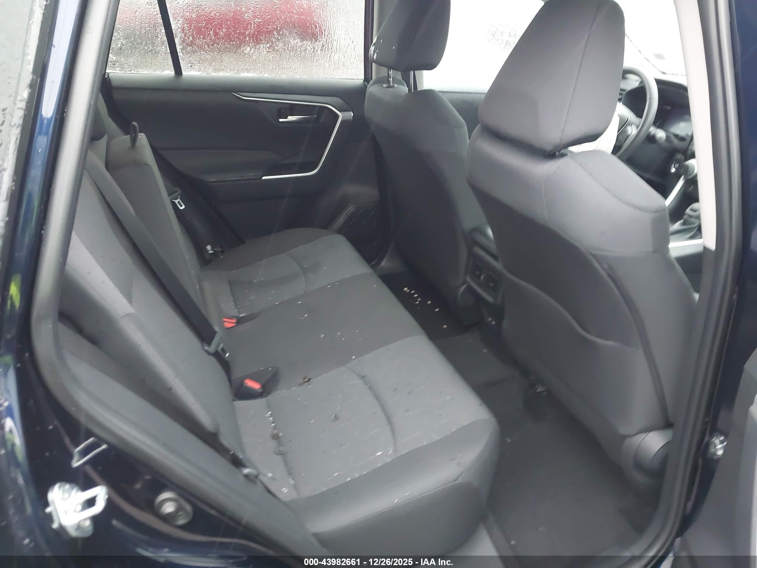 TOYOTA RAV4 image 8