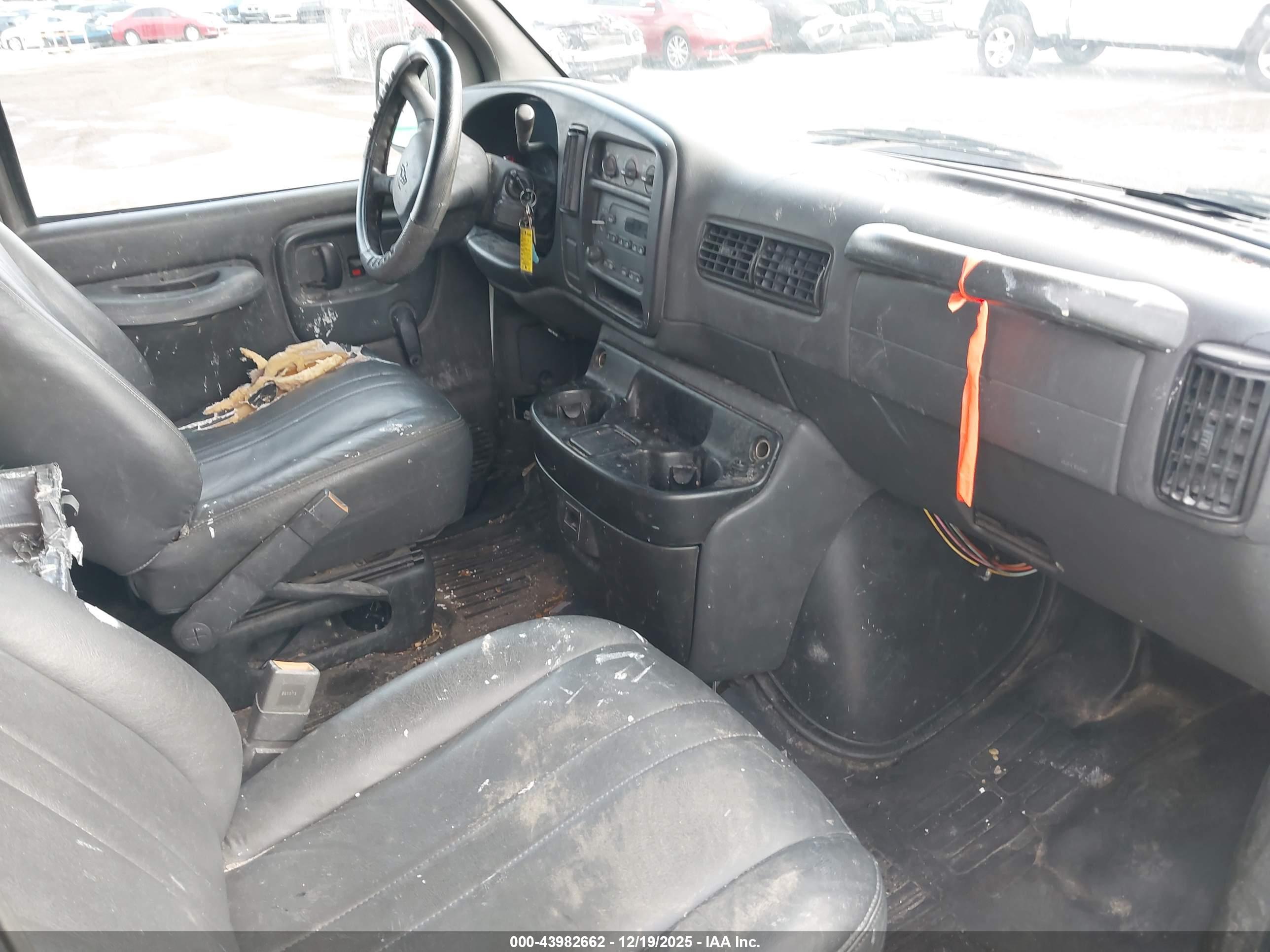 CHEVROLET EXPRESS image 5
