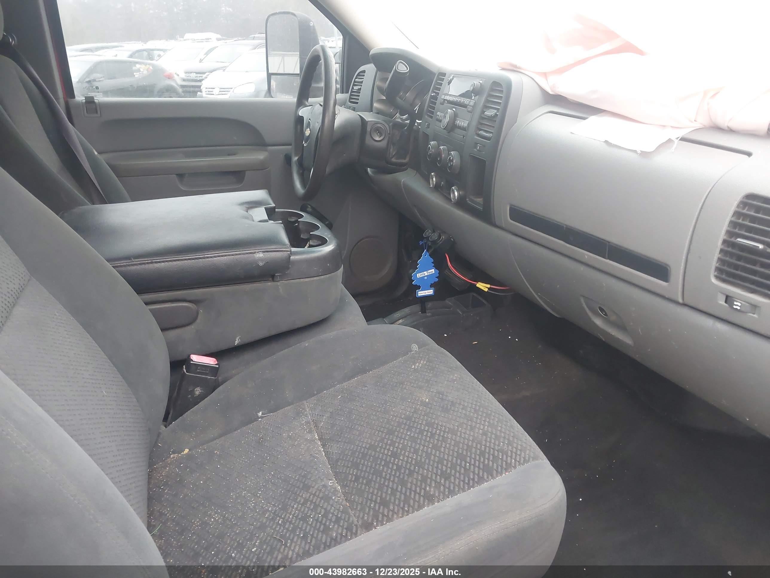 CHEVROLET SILVERADO image 5