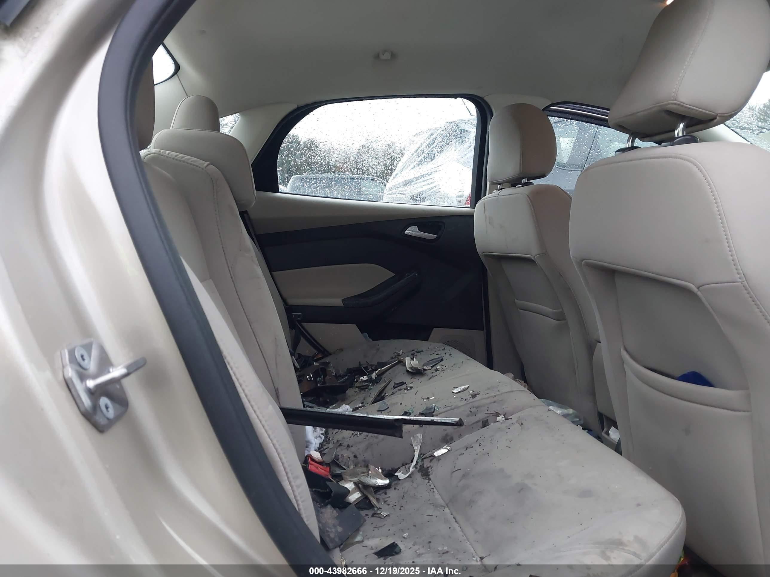 FORD FOCUS image 8