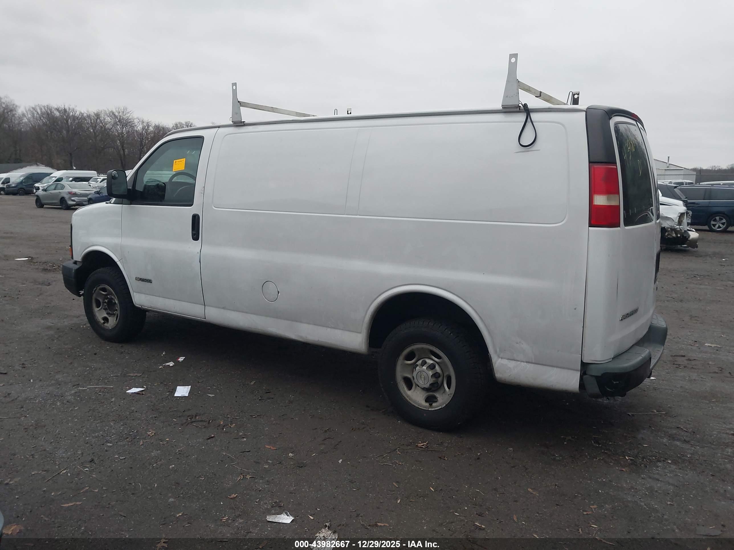 CHEVROLET EXPRESS image 3