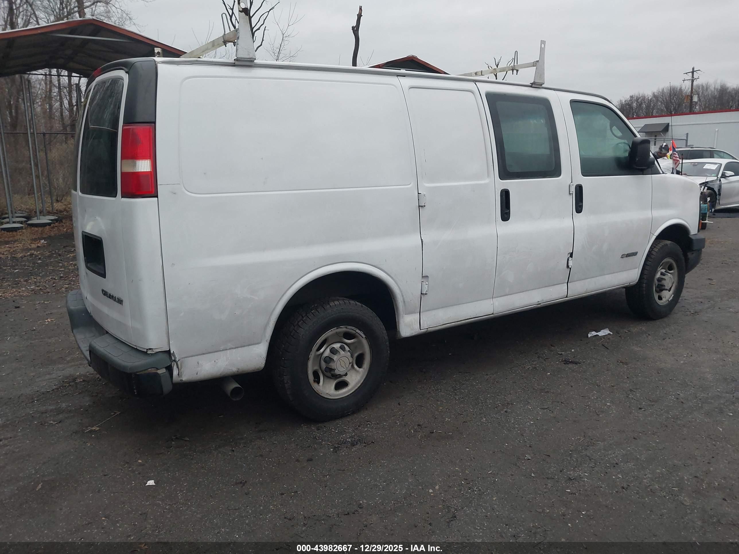 CHEVROLET EXPRESS image 4