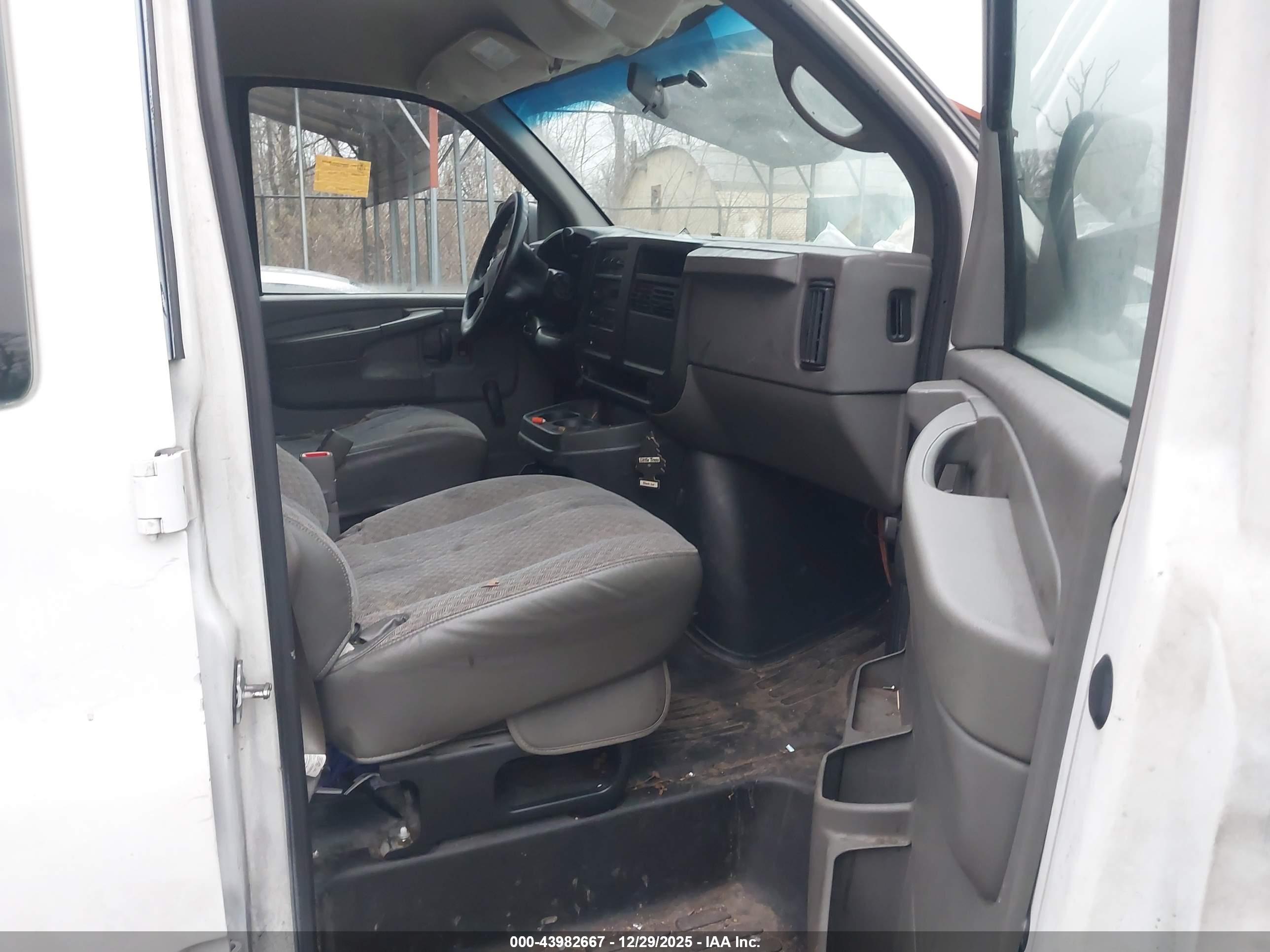 CHEVROLET EXPRESS image 5