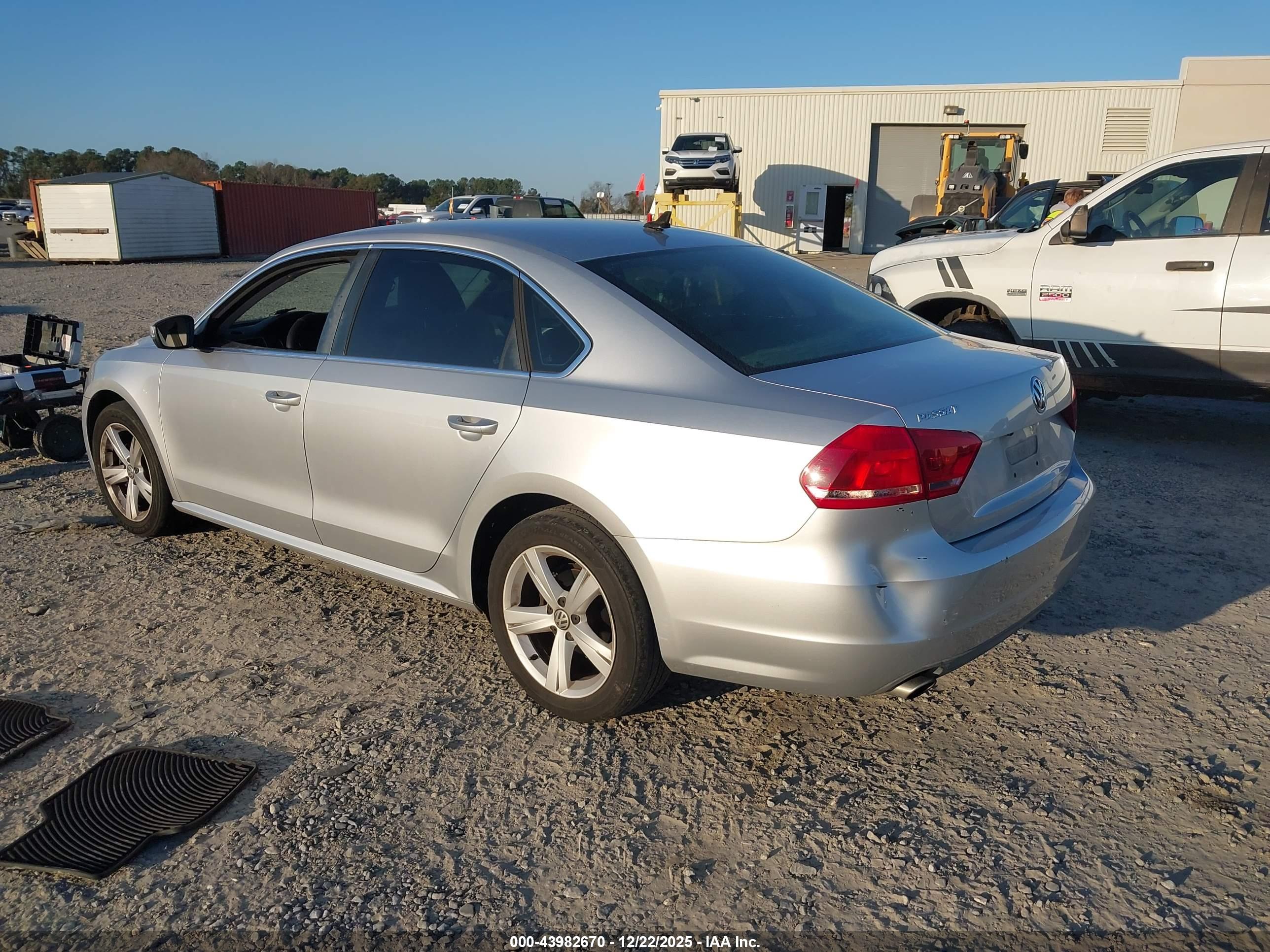 VOLKSWAGEN PASSAT image 3