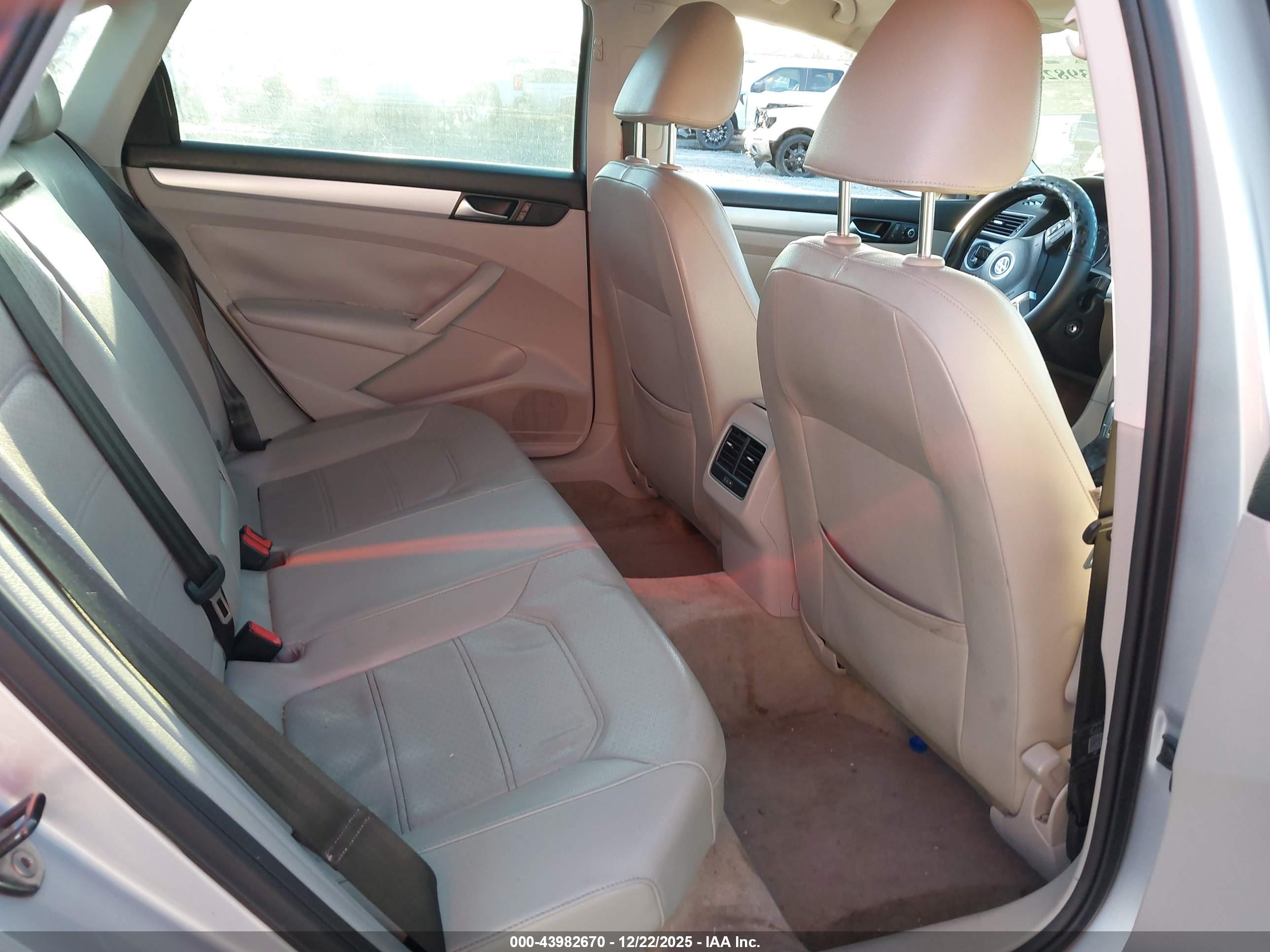 VOLKSWAGEN PASSAT image 8