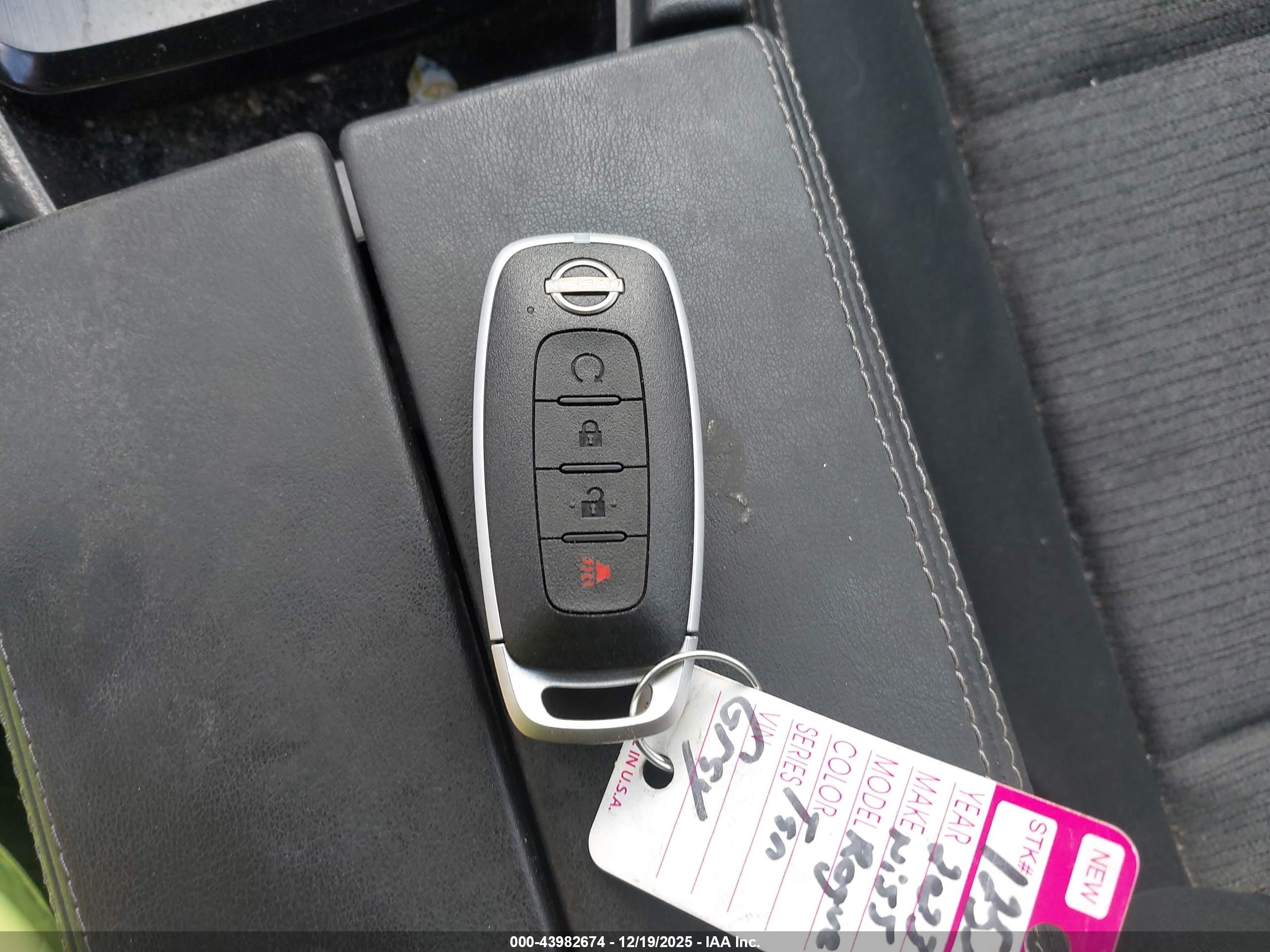 NISSAN ROGUE image 11