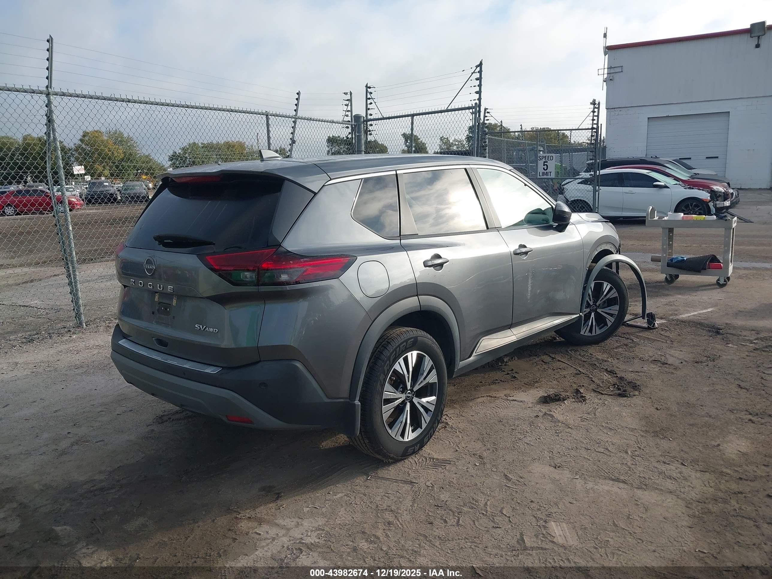 NISSAN ROGUE image 4