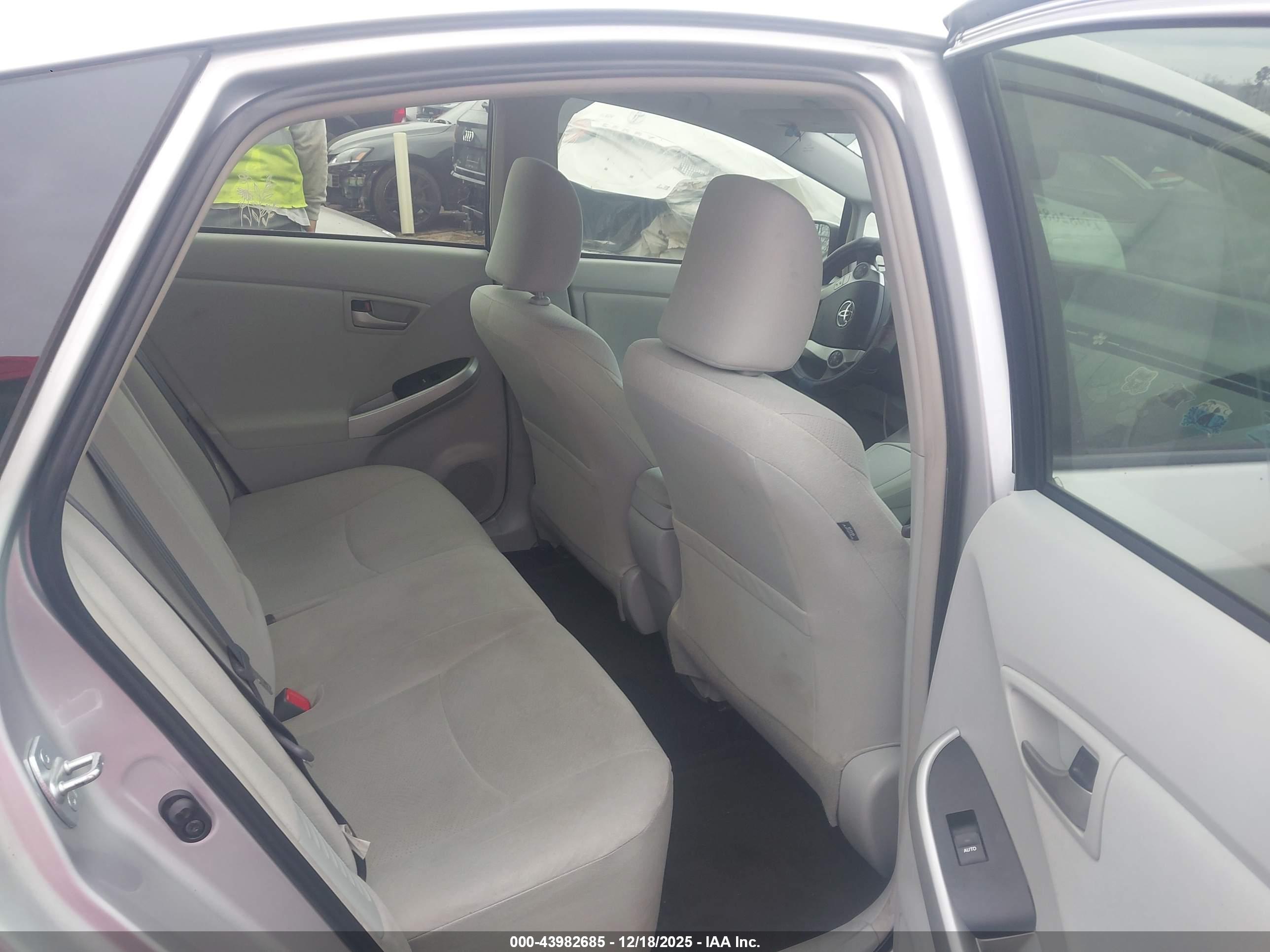 TOYOTA PRIUS image 8