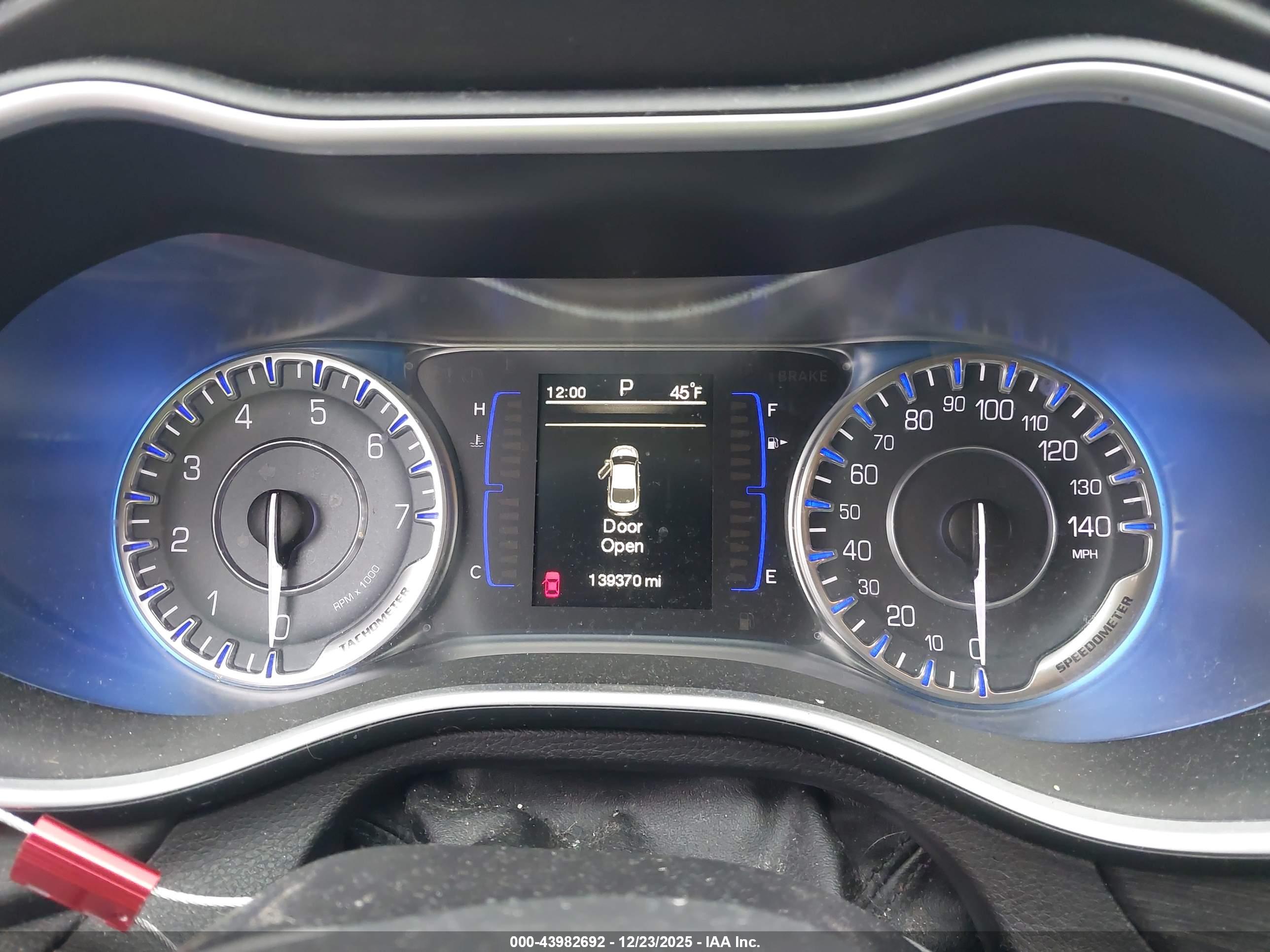CHRYSLER 200 image 7
