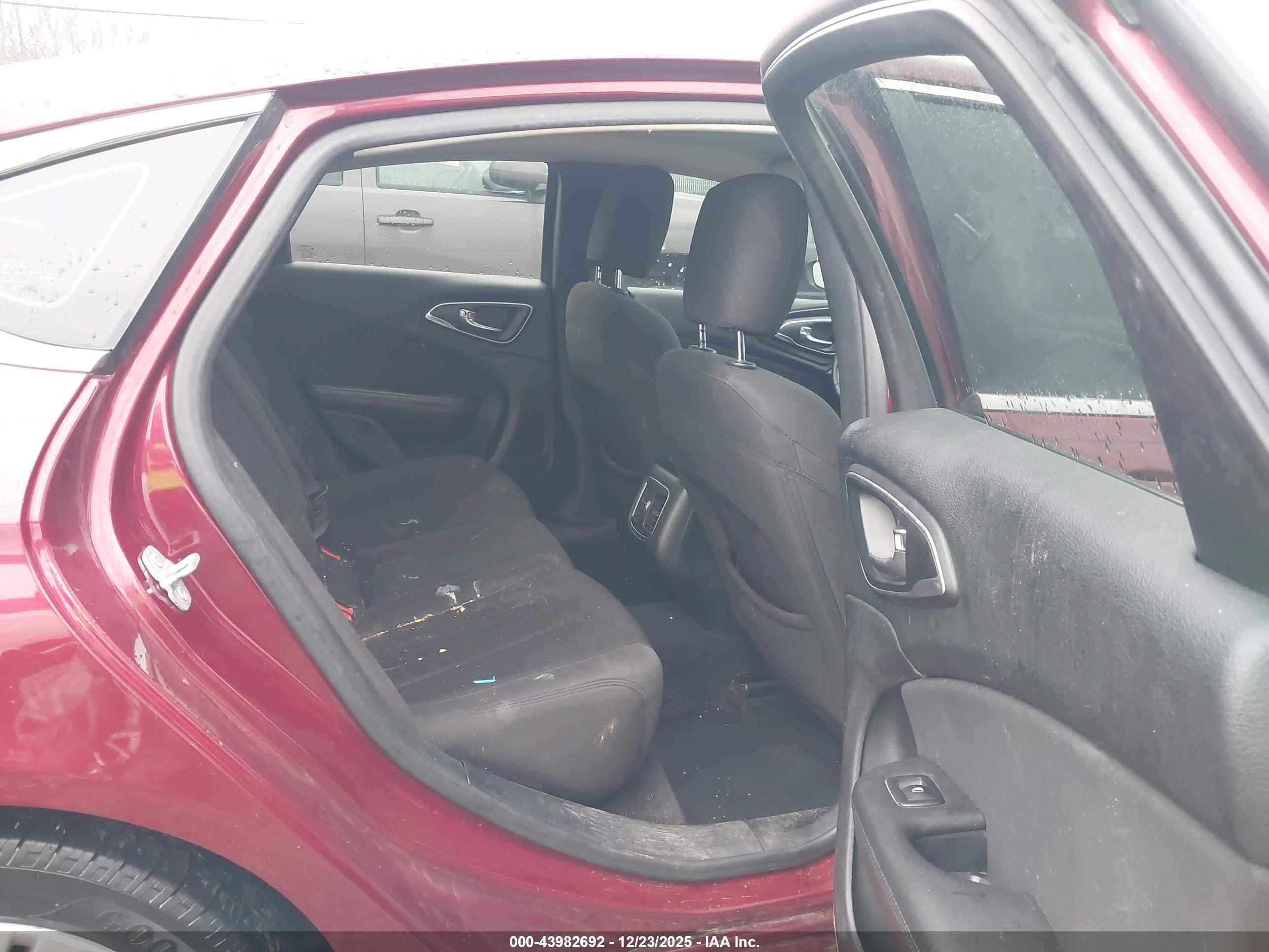 CHRYSLER 200 image 8