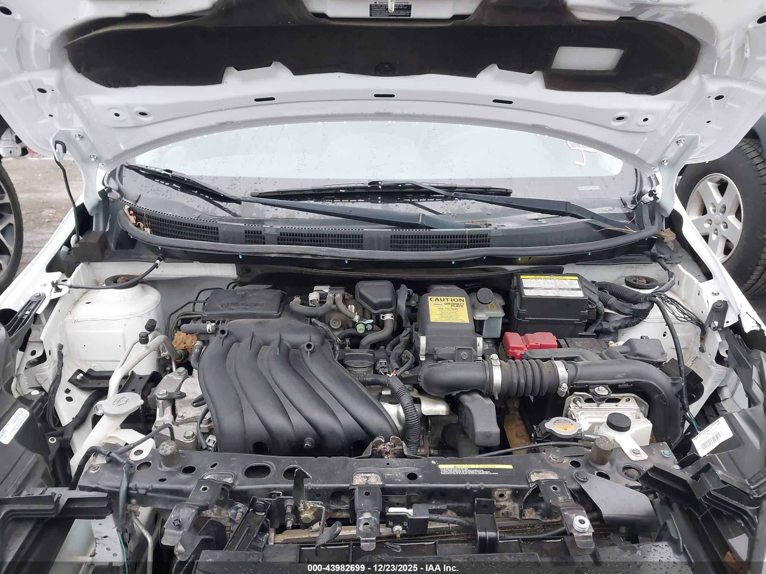 NISSAN VERSA image 10