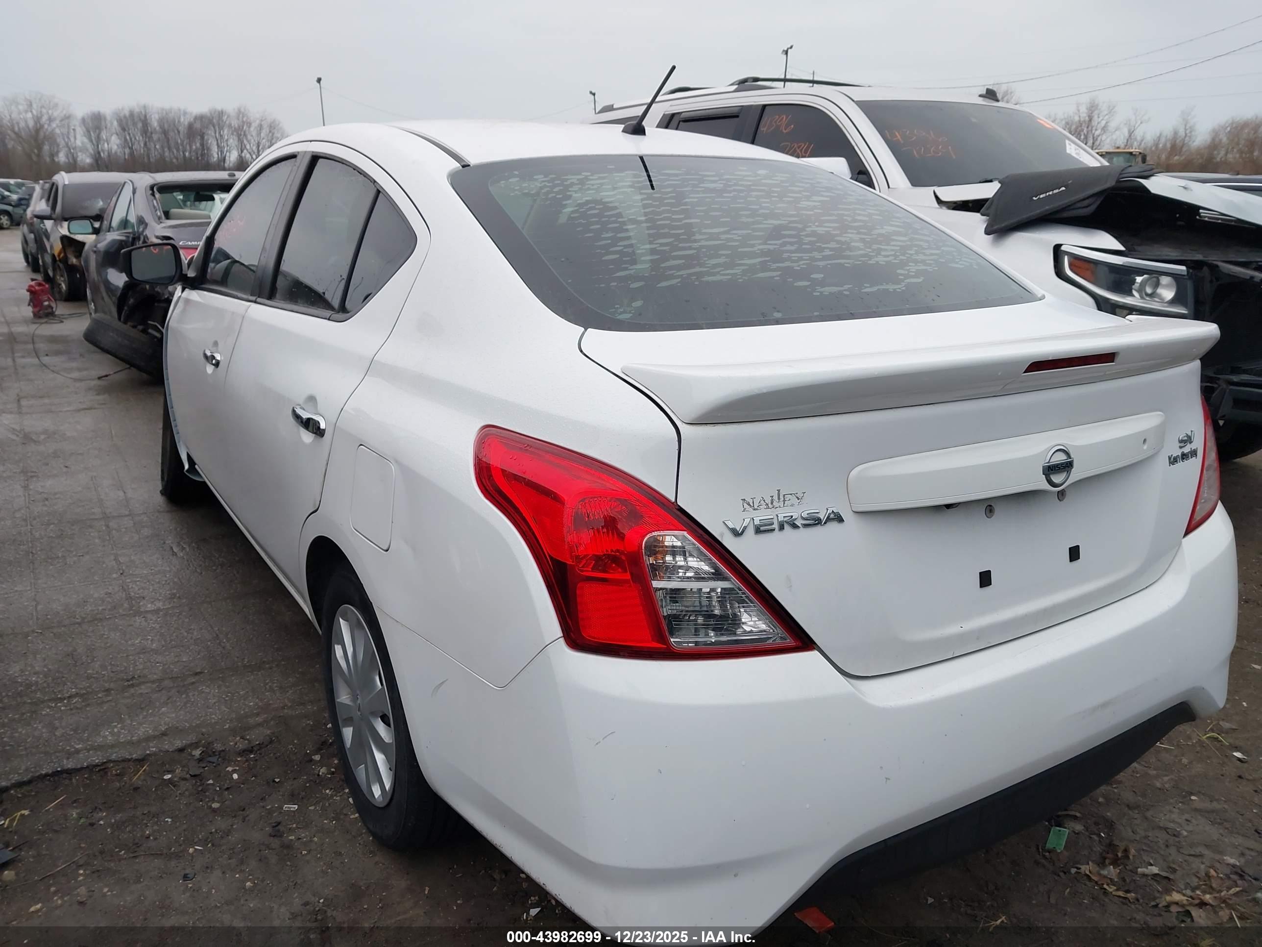 NISSAN VERSA image 3