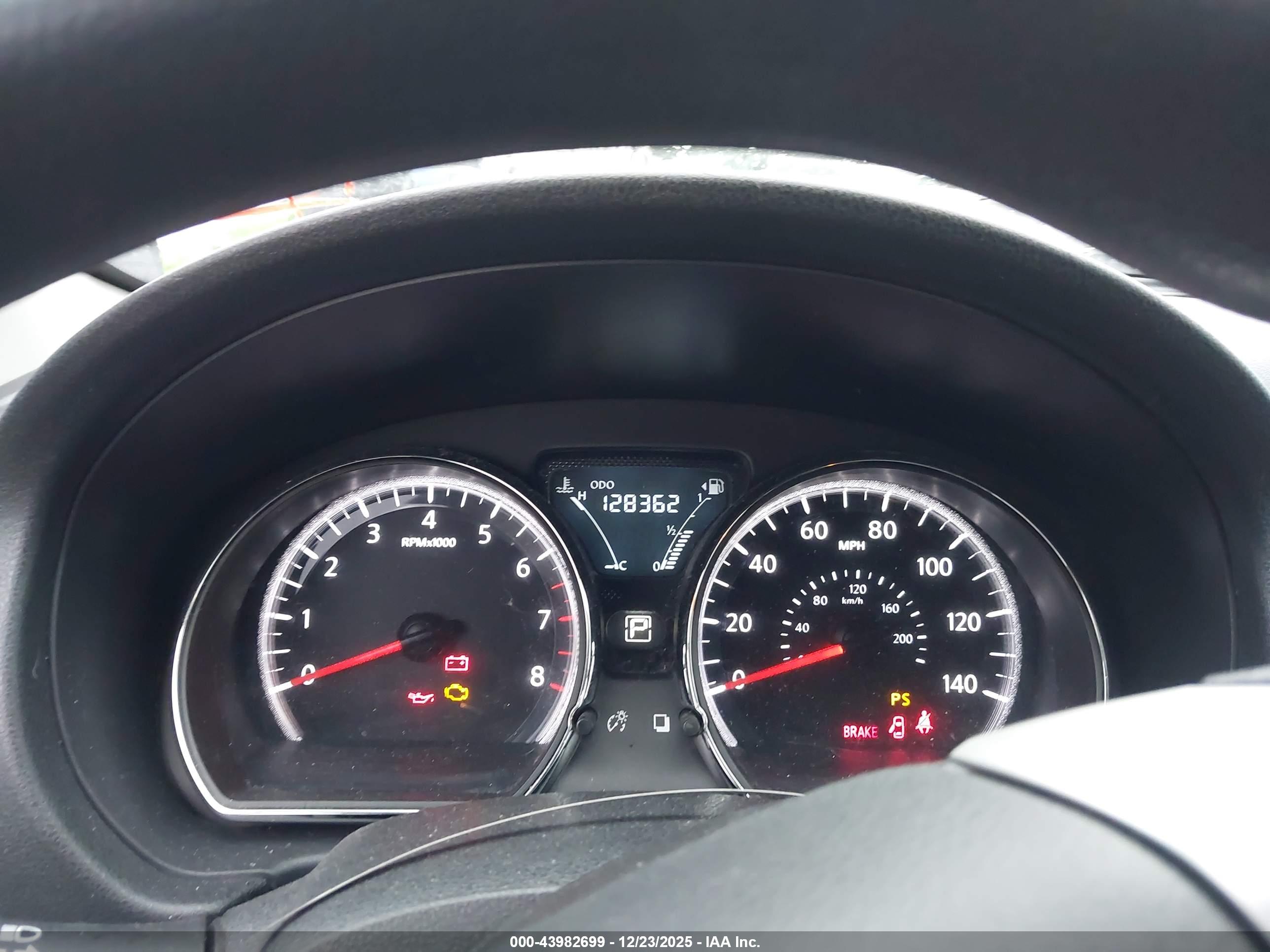 NISSAN VERSA image 7