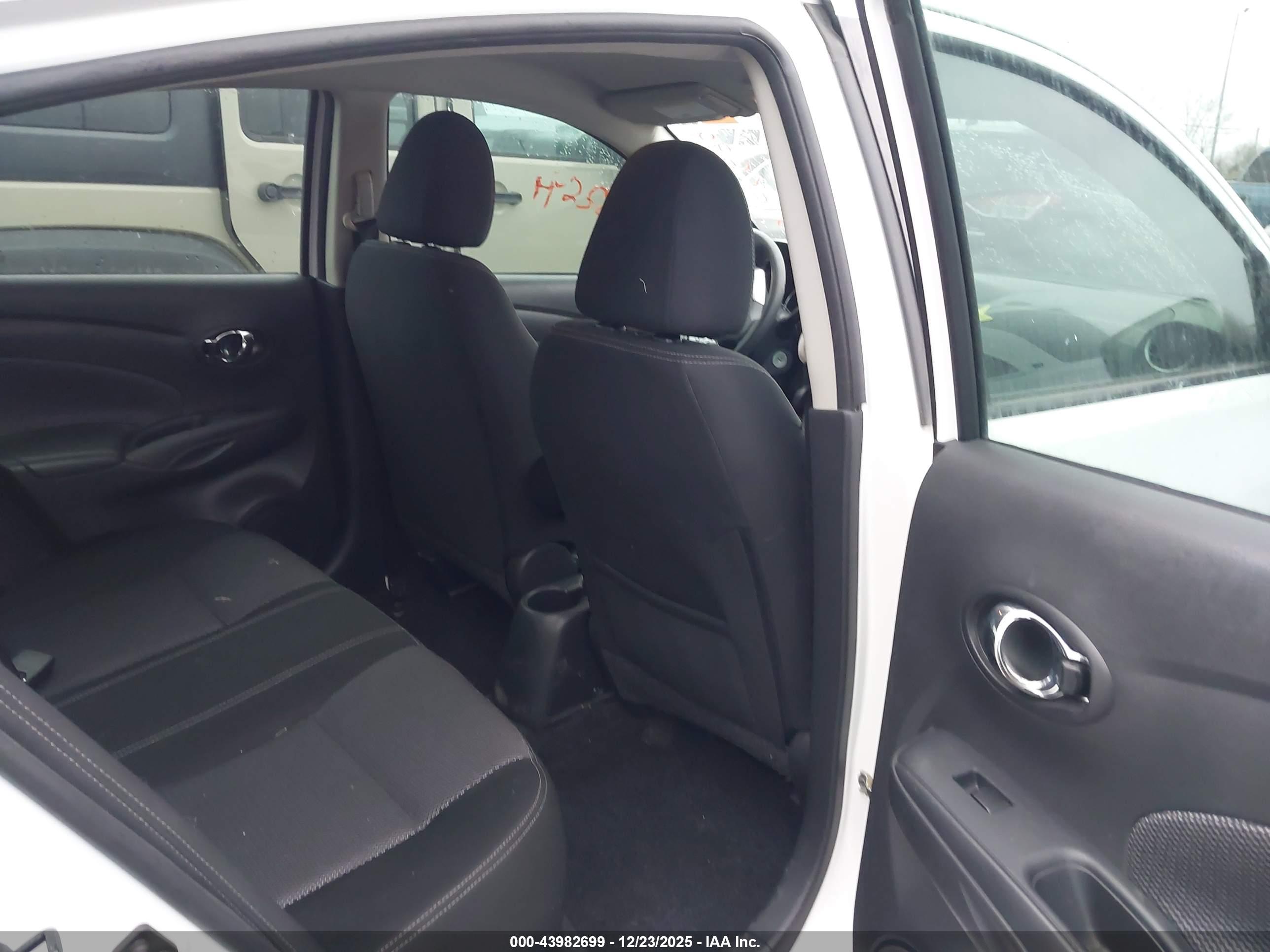NISSAN VERSA image 8