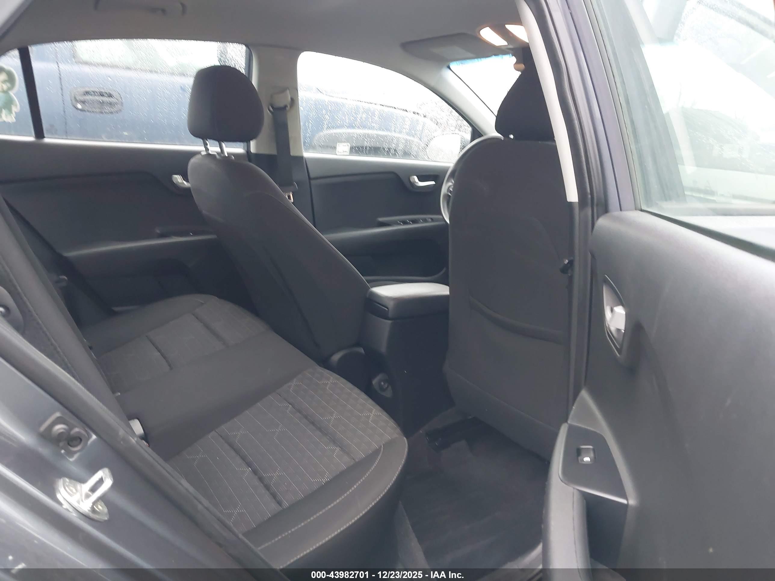 KIA RIO image 8