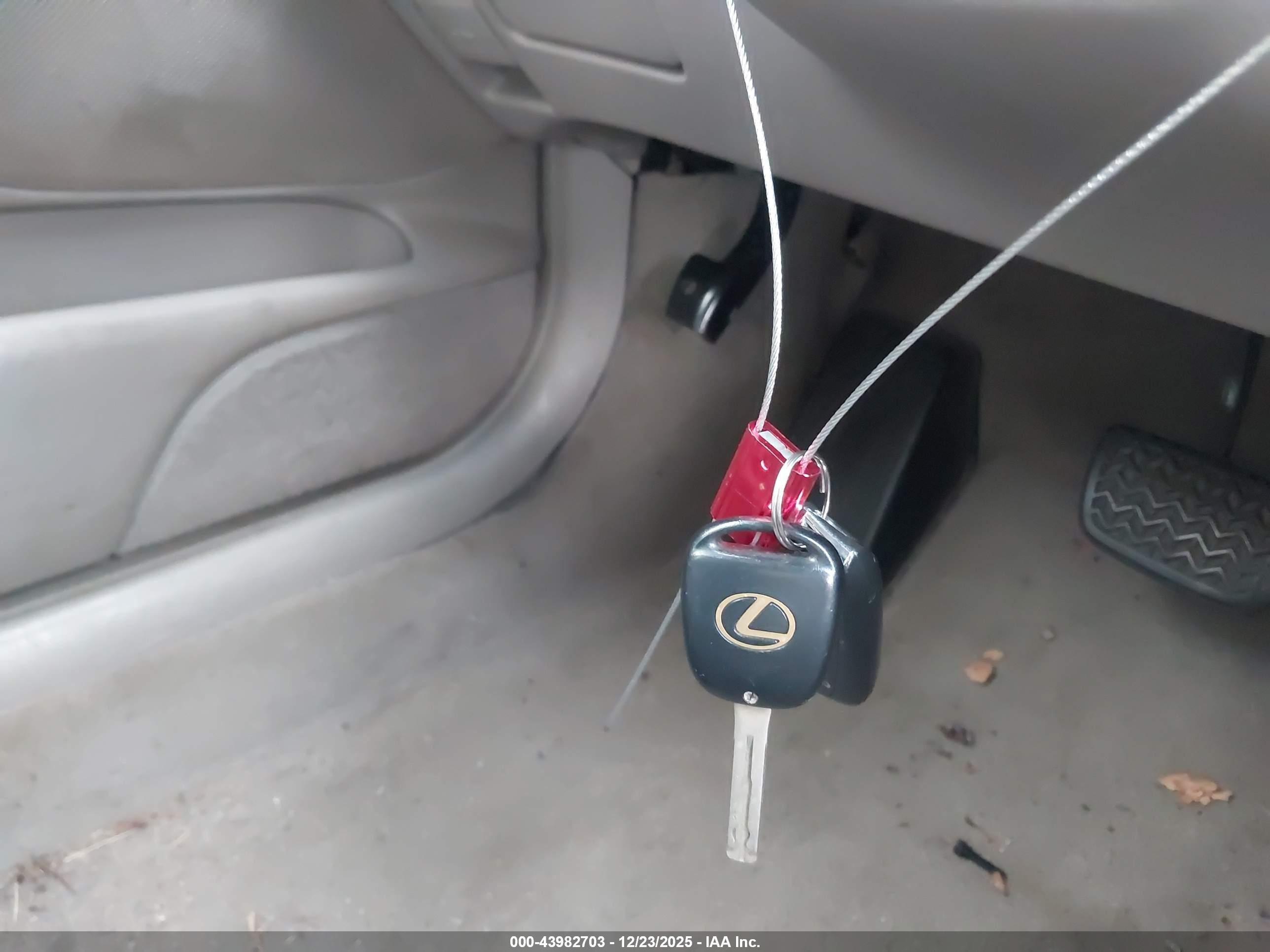 LEXUS ES image 11