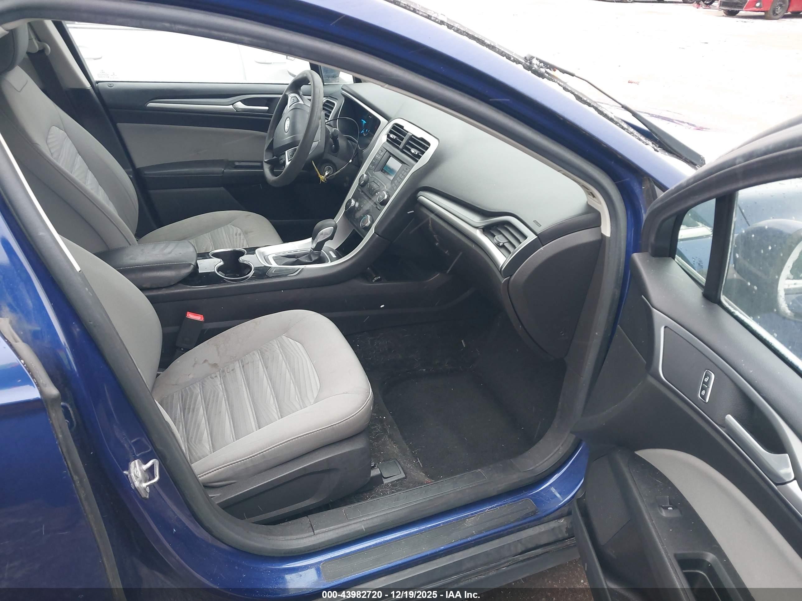 FORD FUSION image 5