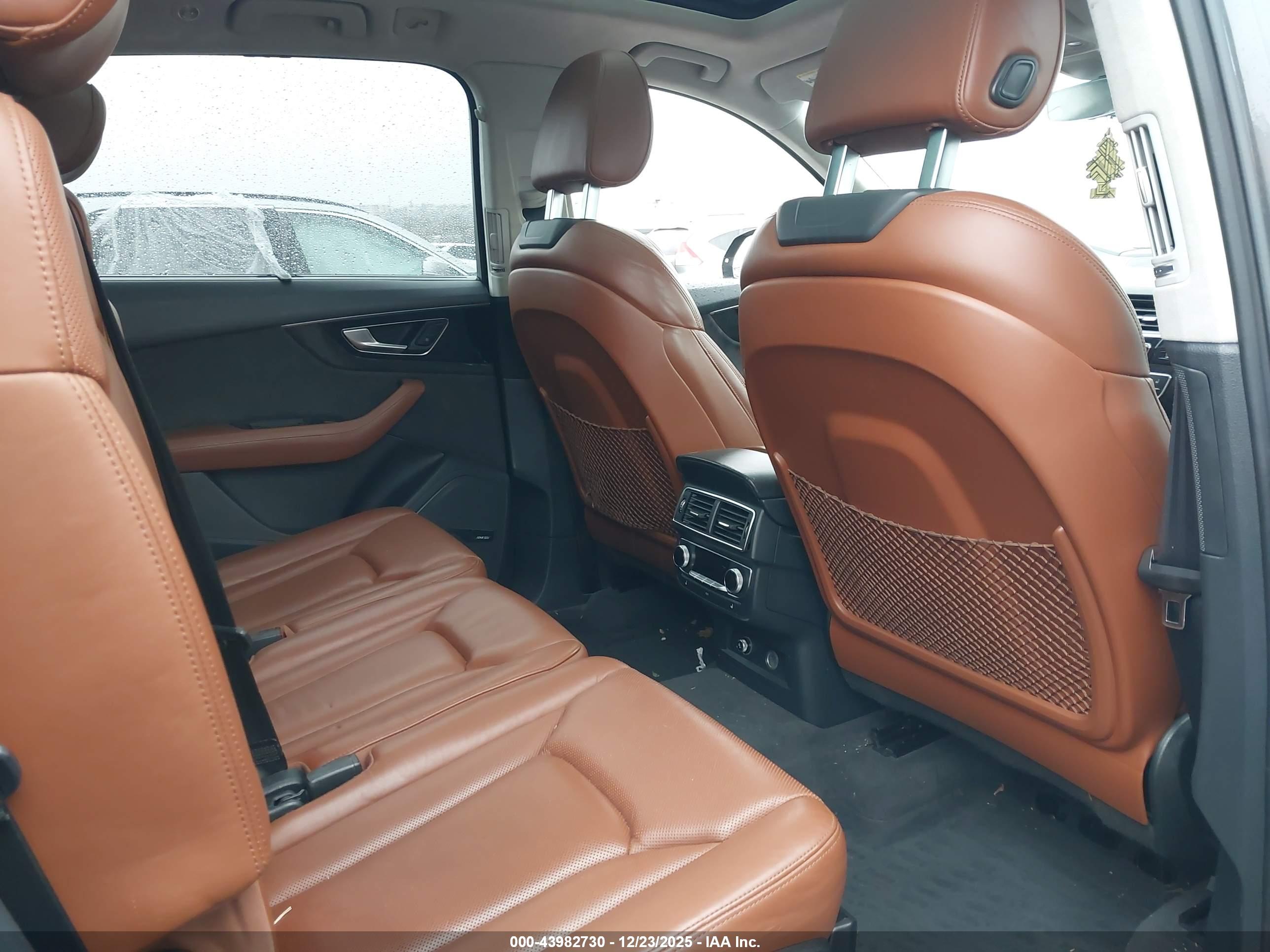 AUDI Q7 image 8