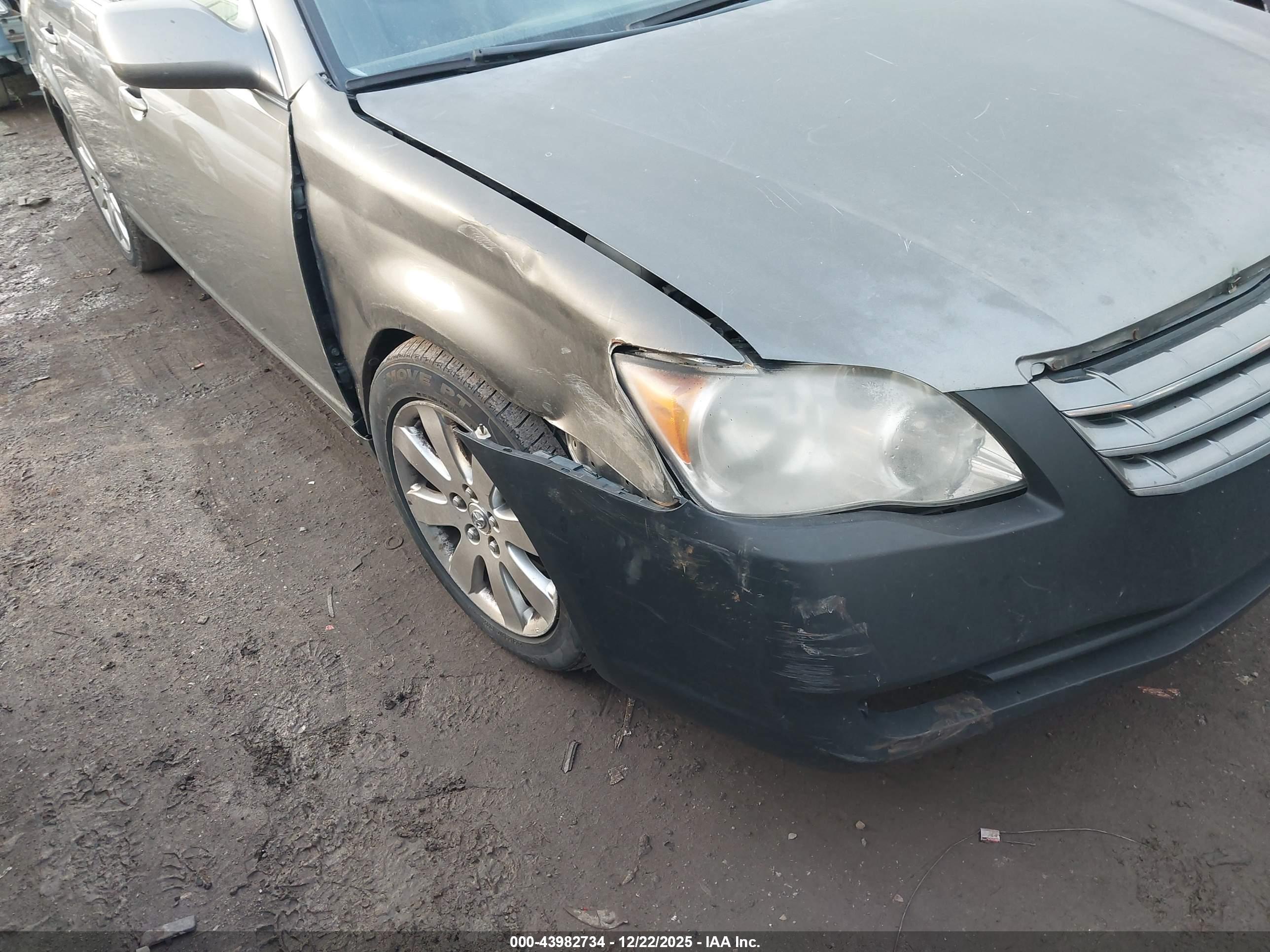 TOYOTA AVALON image 6