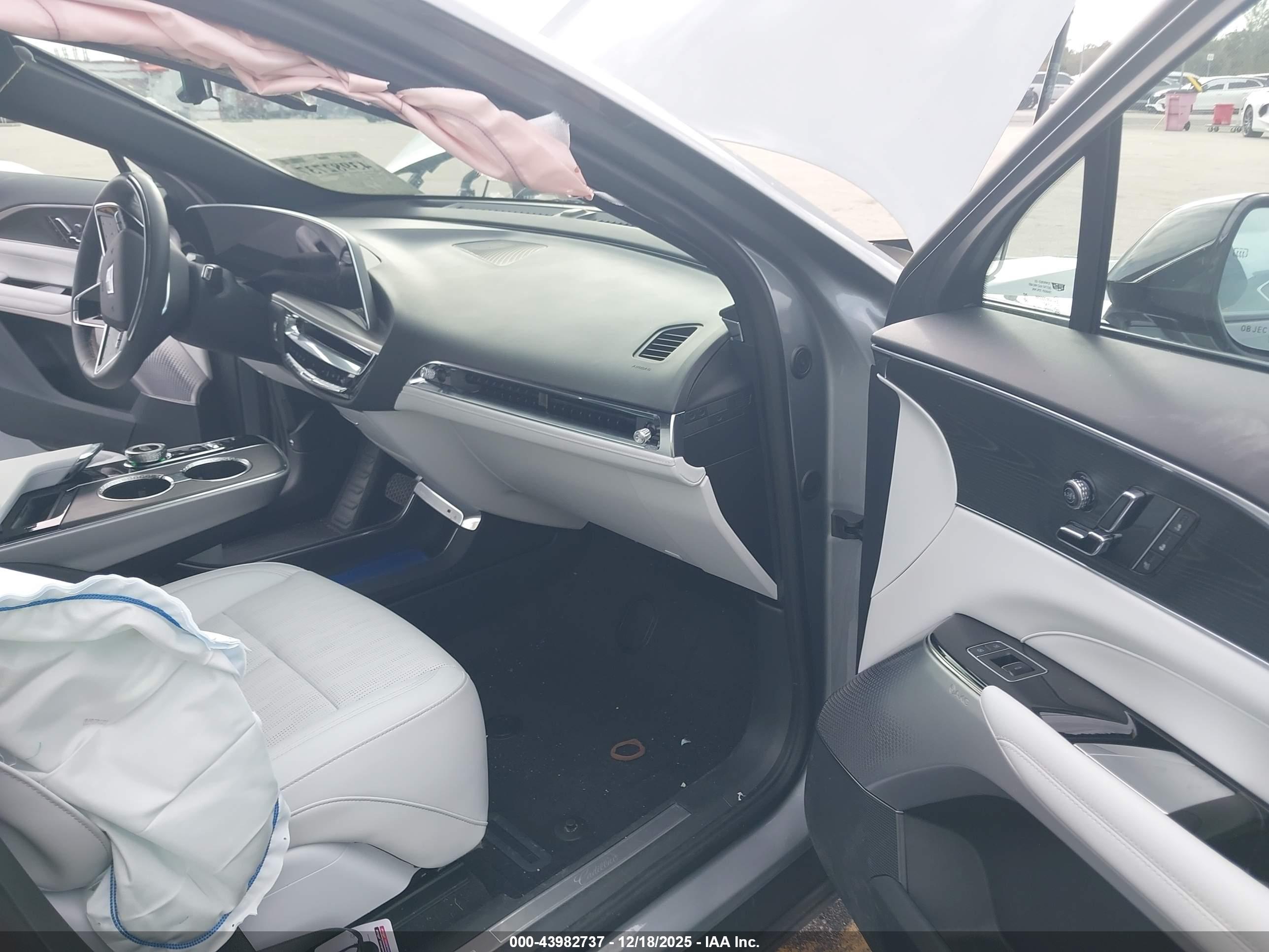 CADILLAC LYRIQ image 5
