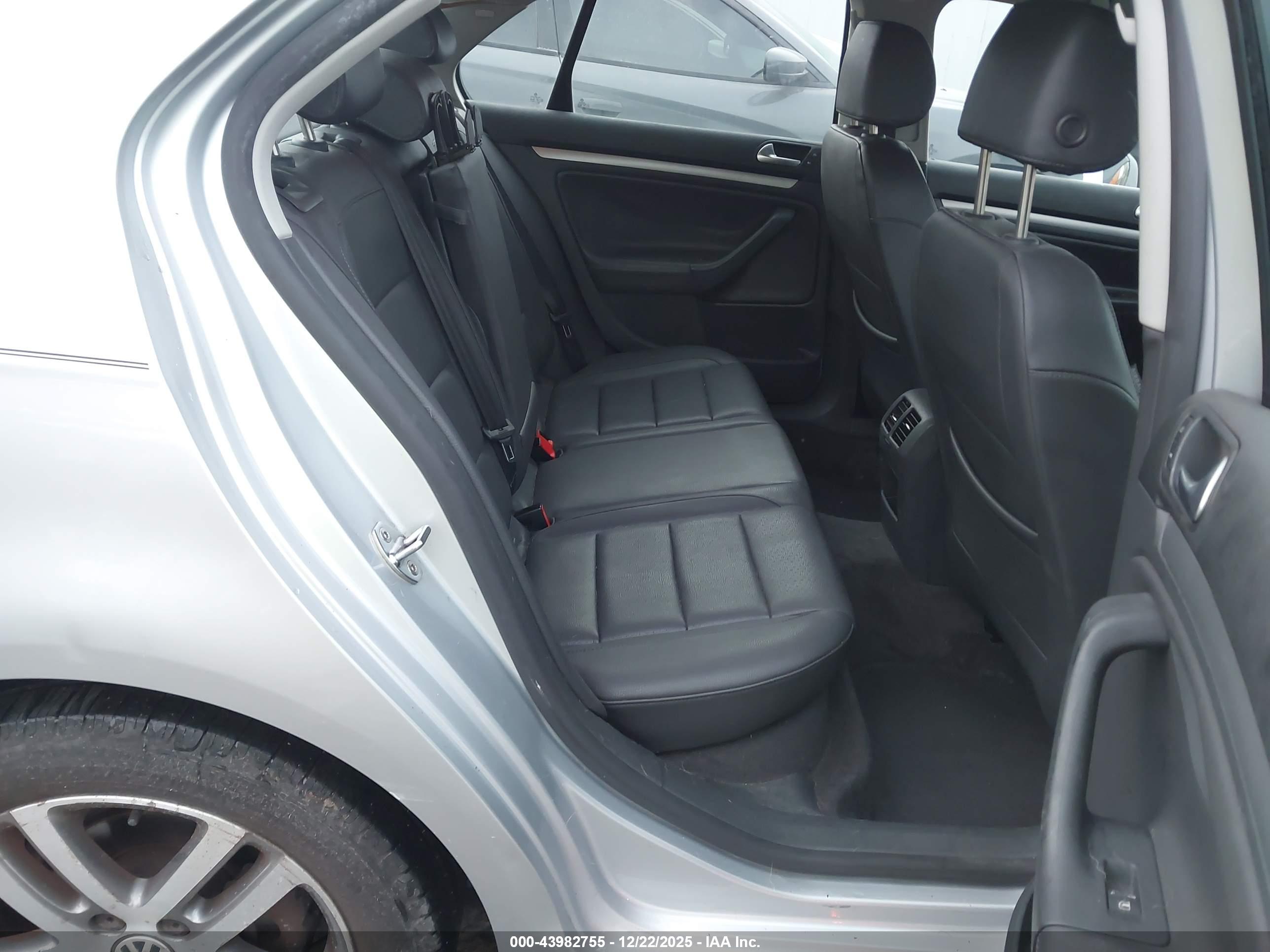 VOLKSWAGEN JETTA image 8
