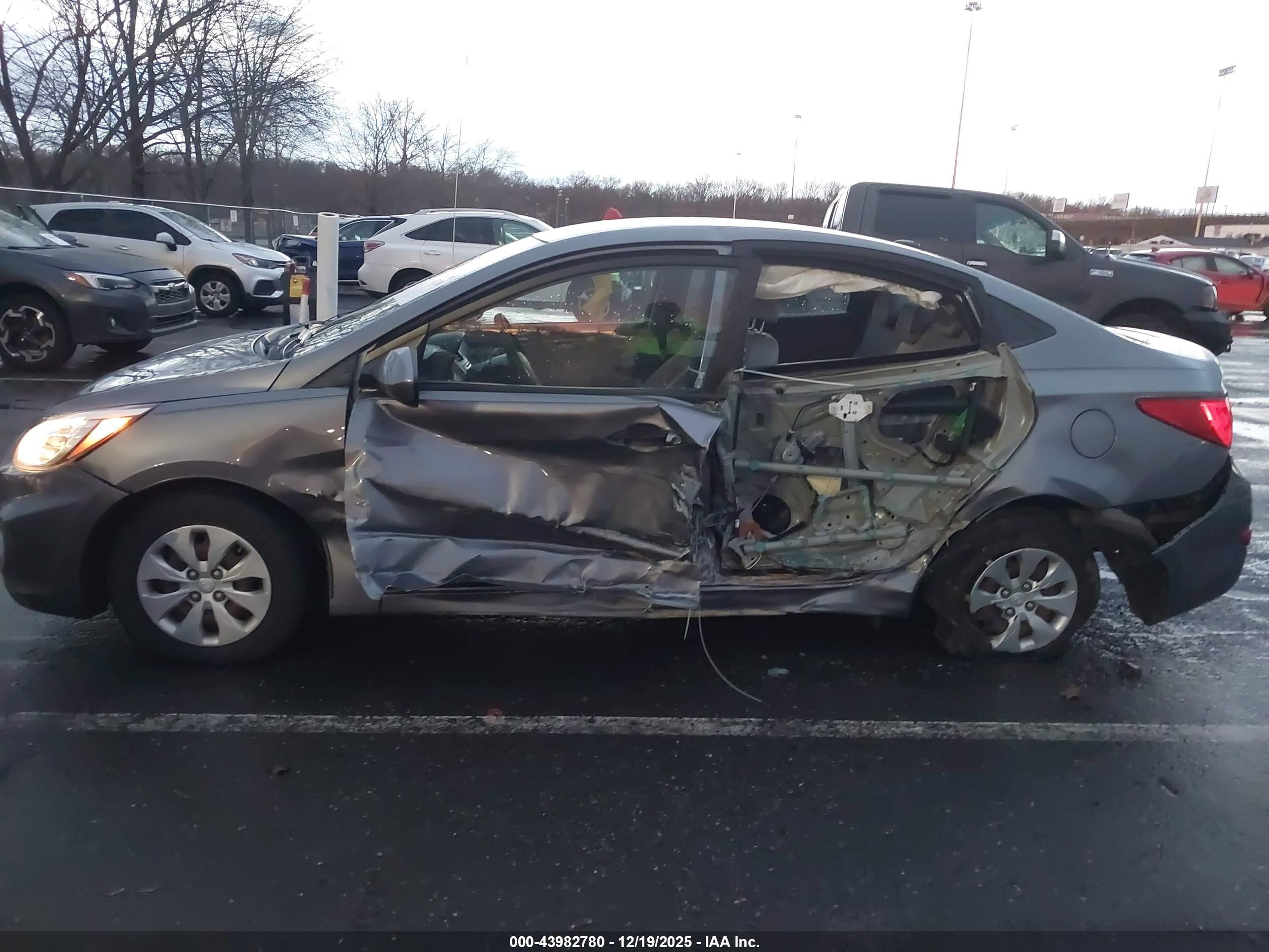 HYUNDAI ACCENT image 6