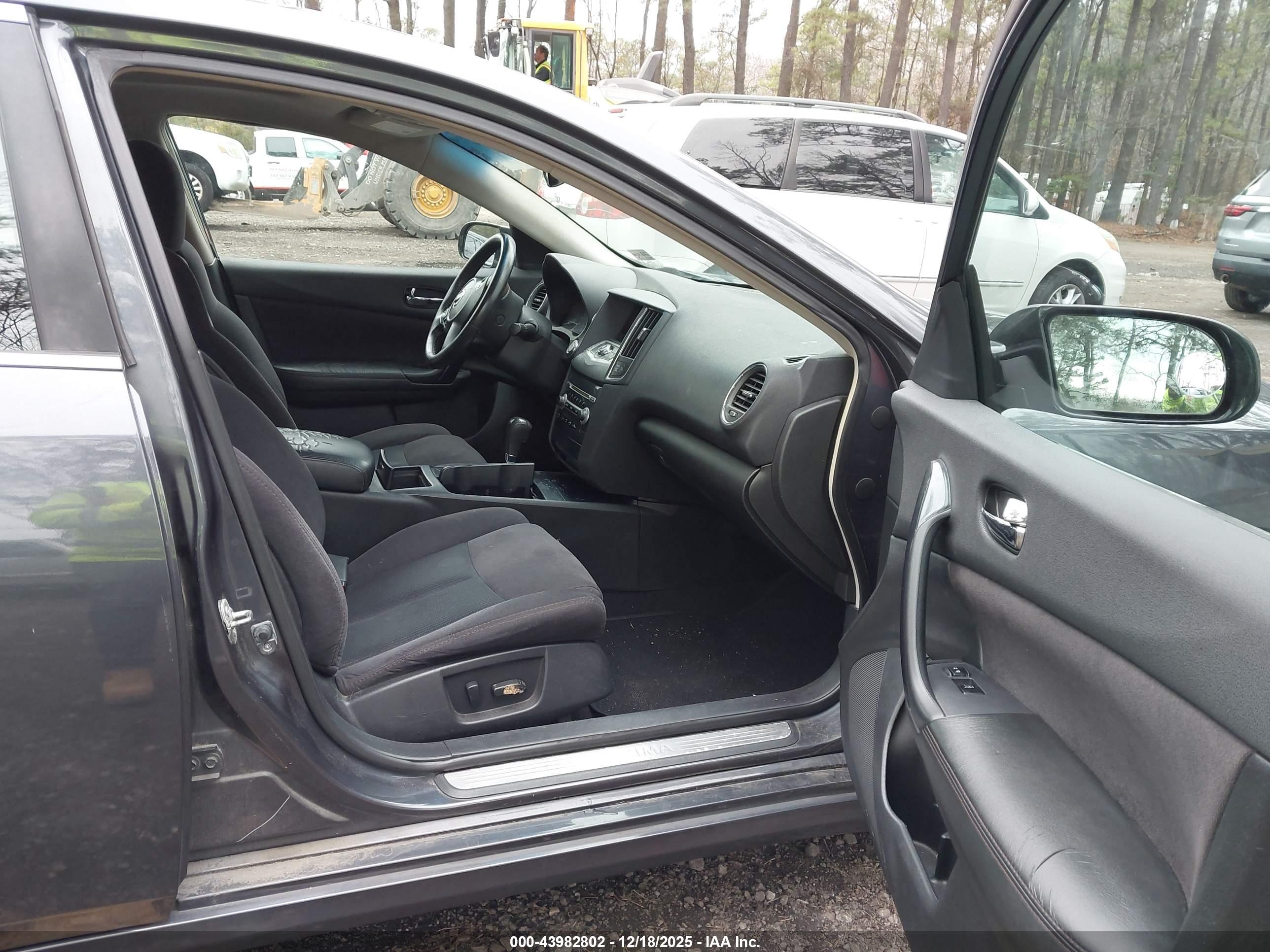 NISSAN MAXIMA image 5